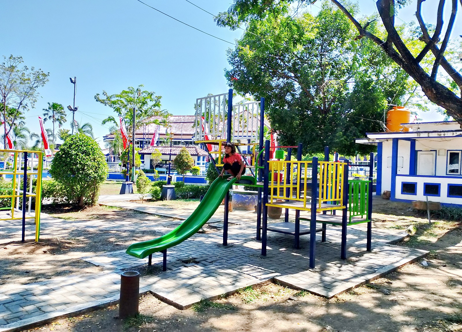 TURUNKAN TENGKES: Seorang anak perempuan sedang bermain di Taman Kota Sampang, Jalan Jamaluddin, kemarin.