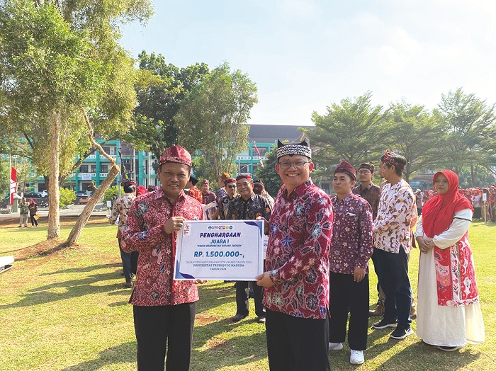 APRESIASI: Rektor UTM Safi&rsquo; (kiri) memberikan penghargaan kepada dosen berprestasi bidang soshum di halaman kampus UTM Sabtu (17/8). (AYU LATIFAH/JPRM)