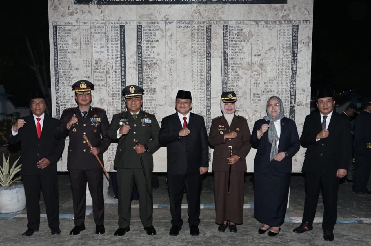 FOTO BERSAMA: PJ Bupati Sampang bersama anggota Forkopimda usai acara apel kehormatan dan renungan di Taman Makam Pahlawan Kusuma Negara Kabupaten Sampang.