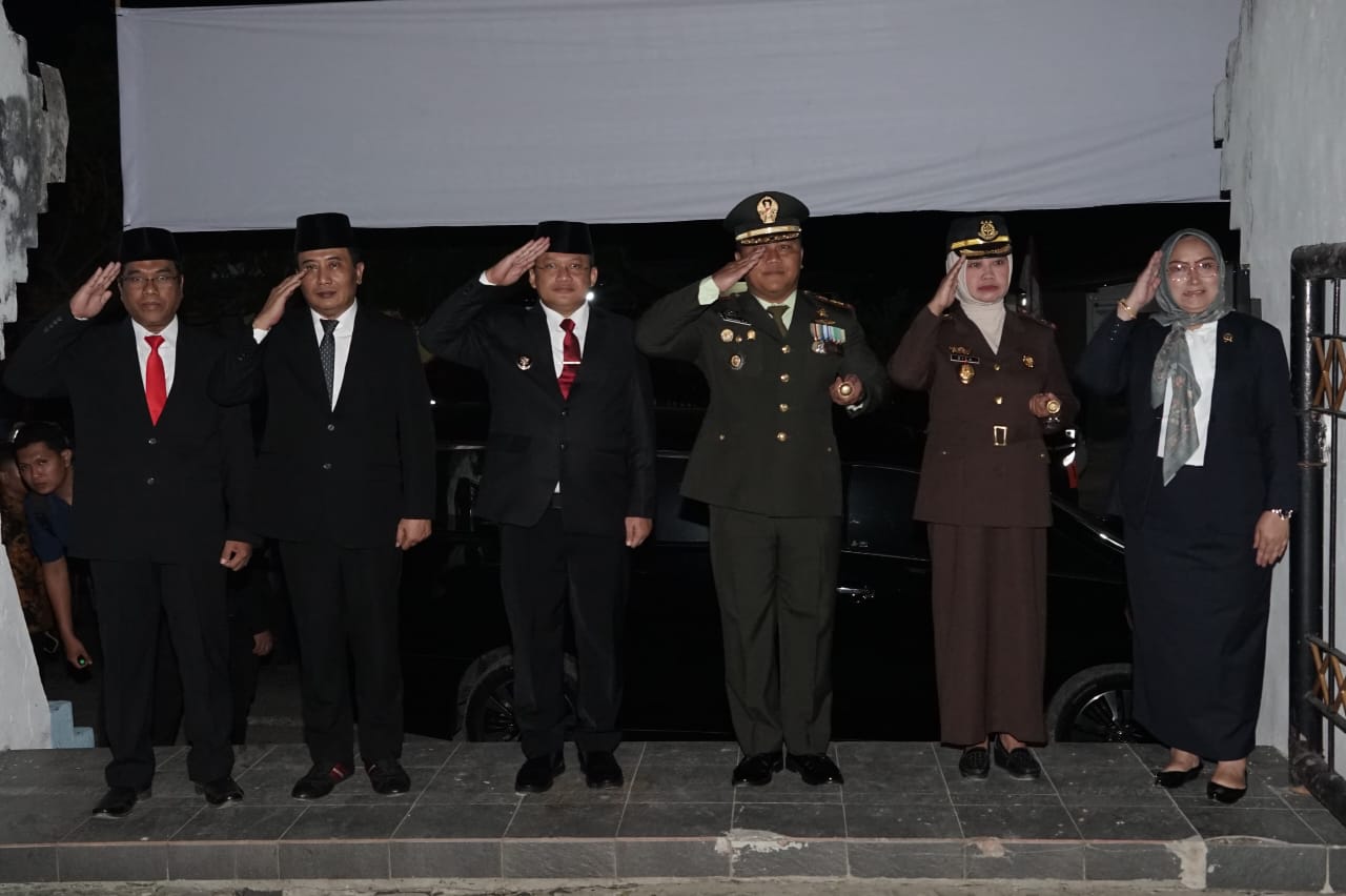 KHIDMAT: Pj Bupati Sampang Rudi Arifiyanto (tengah) dalam acara apel kehormatan dan renungan di Taman Makam Pahlawan Kusuma Negara Kabupaten Sampang Sabtu dinihari (17/8).