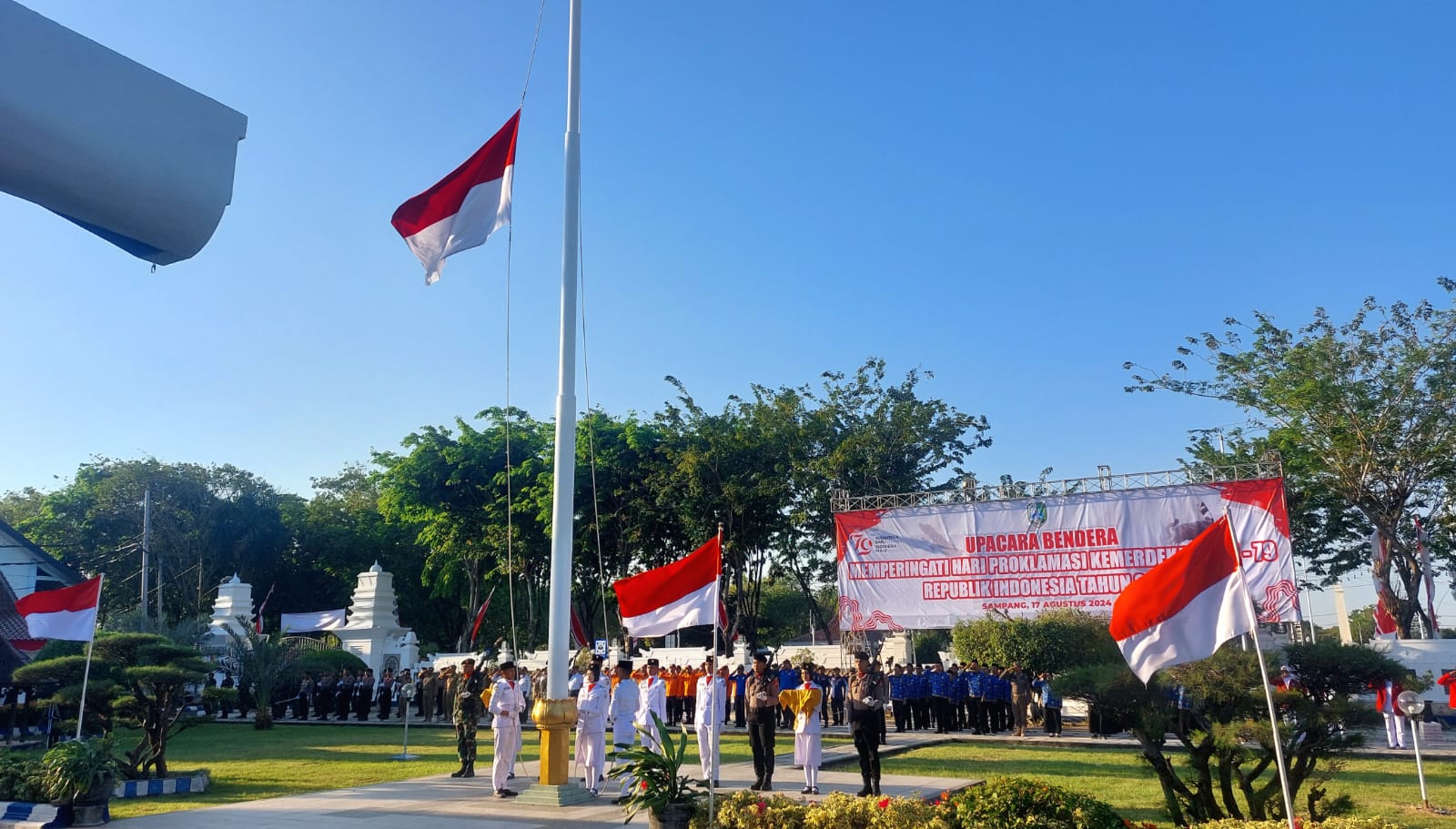 MEMBANGGAKAN: Petugas pasukan pengibar bendera pusaka saat menurunkan bendera di halaman pendopo Trunojoyo Sampang, Sabtu (17/8) sore.