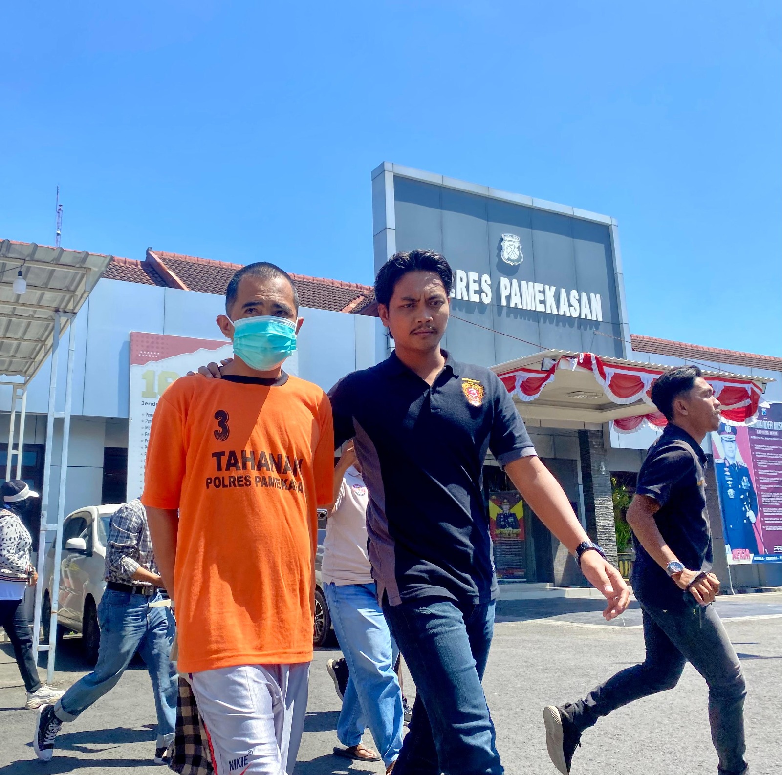 MENYESAL: Maskur digiring petugas kepolisian saat konferensi pers di Mapolres Pamekasan, Jumat (16/8). (MOH. IQBAL AFGANI/JPRM)