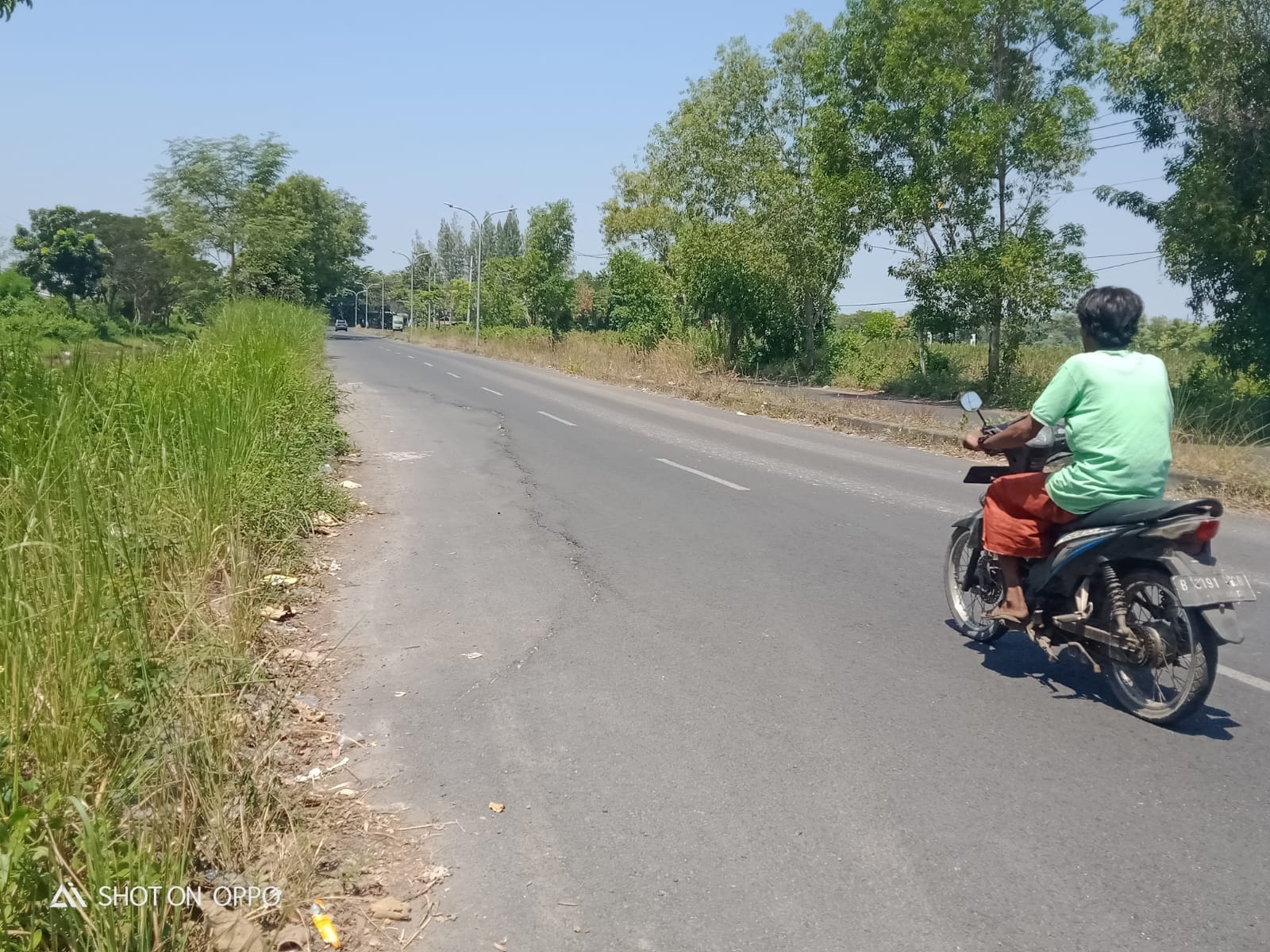 BUTUH PERBAIKAN: Pengendara sepeda motor sedang melintas di Jalan Kinibalu, Bangkalan, Jumat (16/8). (IMAMUDIN/JPRM)