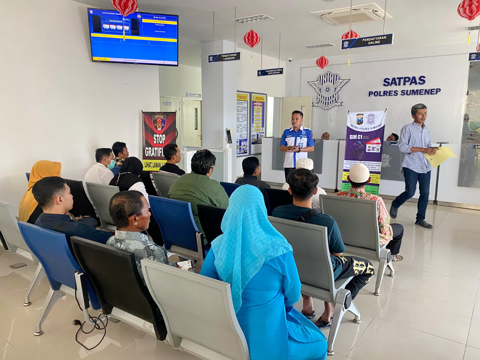 TERTIB: Warga sedang mengurus SIM di kantor Satpas Satlantas Polres Sumenep.