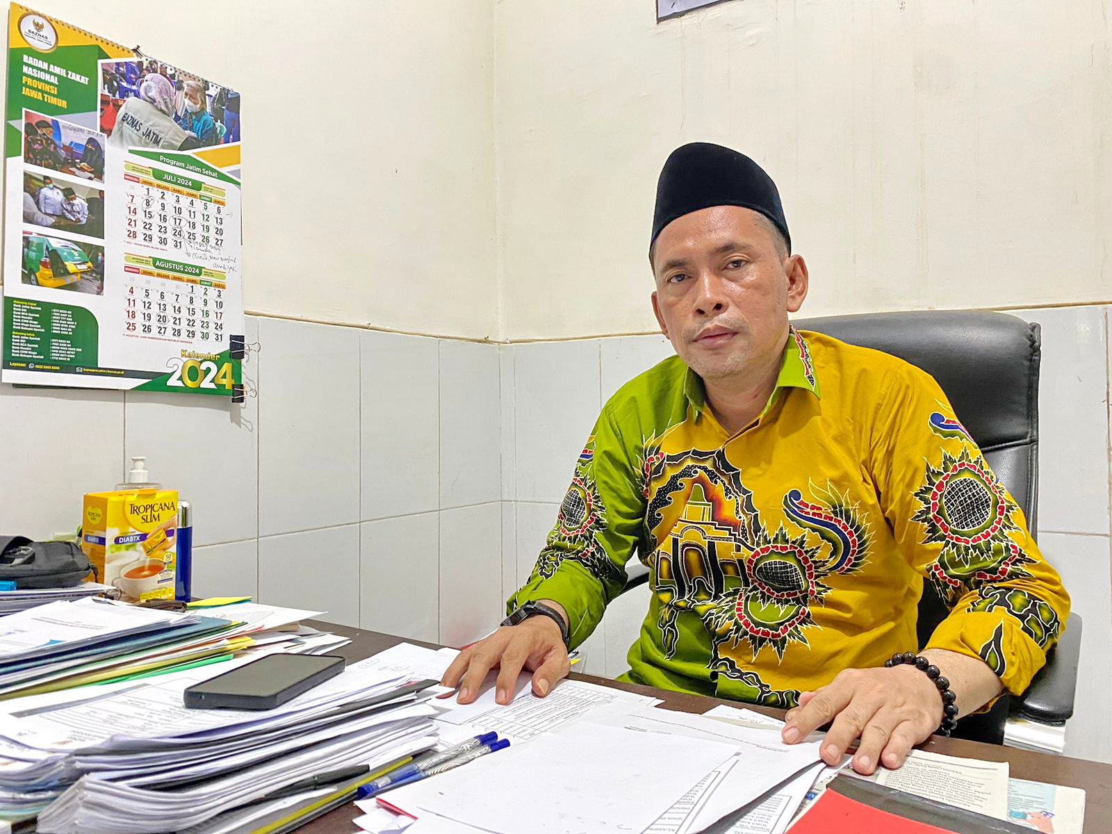 MUDA: Ketua Baznas Sumenep Syukri saat ditemui di ruang kerjanya, Jumat (9/8). (MOH. JUNAIDI/JPRM)