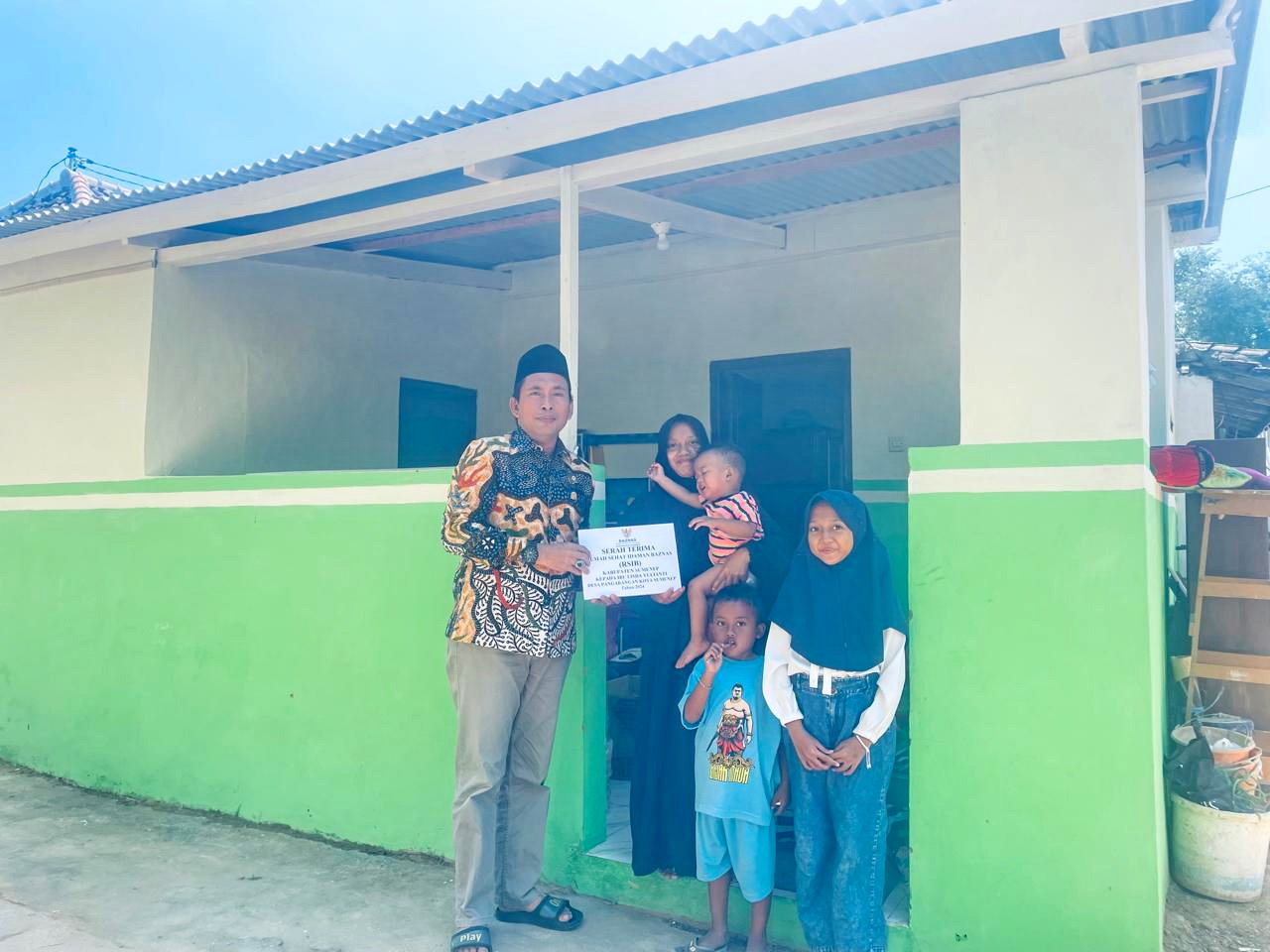 BERMANFAAT: Ketua Baznas Sumenep Syukri menyerahkan bantuan RTLH warga Sumenep. (SYUKRI UNTUK JPRM)