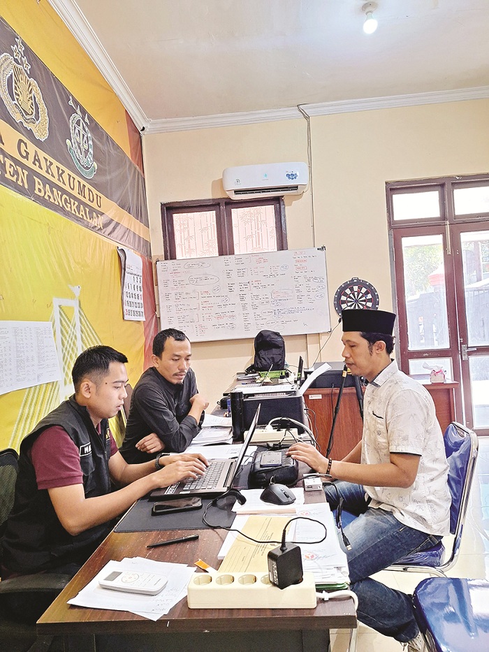 MELANGGAR: Terlapor Fathor Rohman saat diperiksa di Kantor Bawaslu Bangkalan, Jumat (16/8). (BAWASLU BANGKALAN UNTUK JPRM)