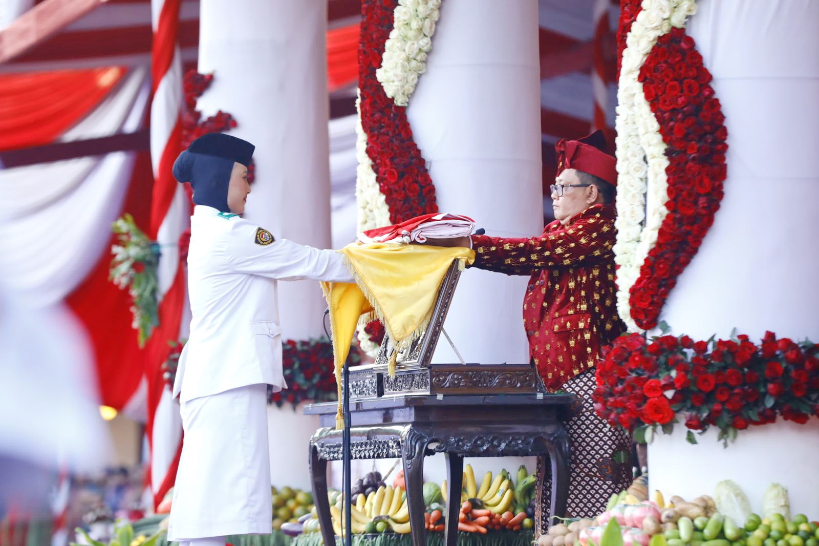 Khidmat: Pj Gubernur Jawa Timur Adhy Karyono menyerahkan bendera Merah Putih kepada petugas Paskibraka saat upacara peringatan Hari Ulang Tahun (HUT) Ke-79 RI di Gedung Negara Grahadi Surabaya.