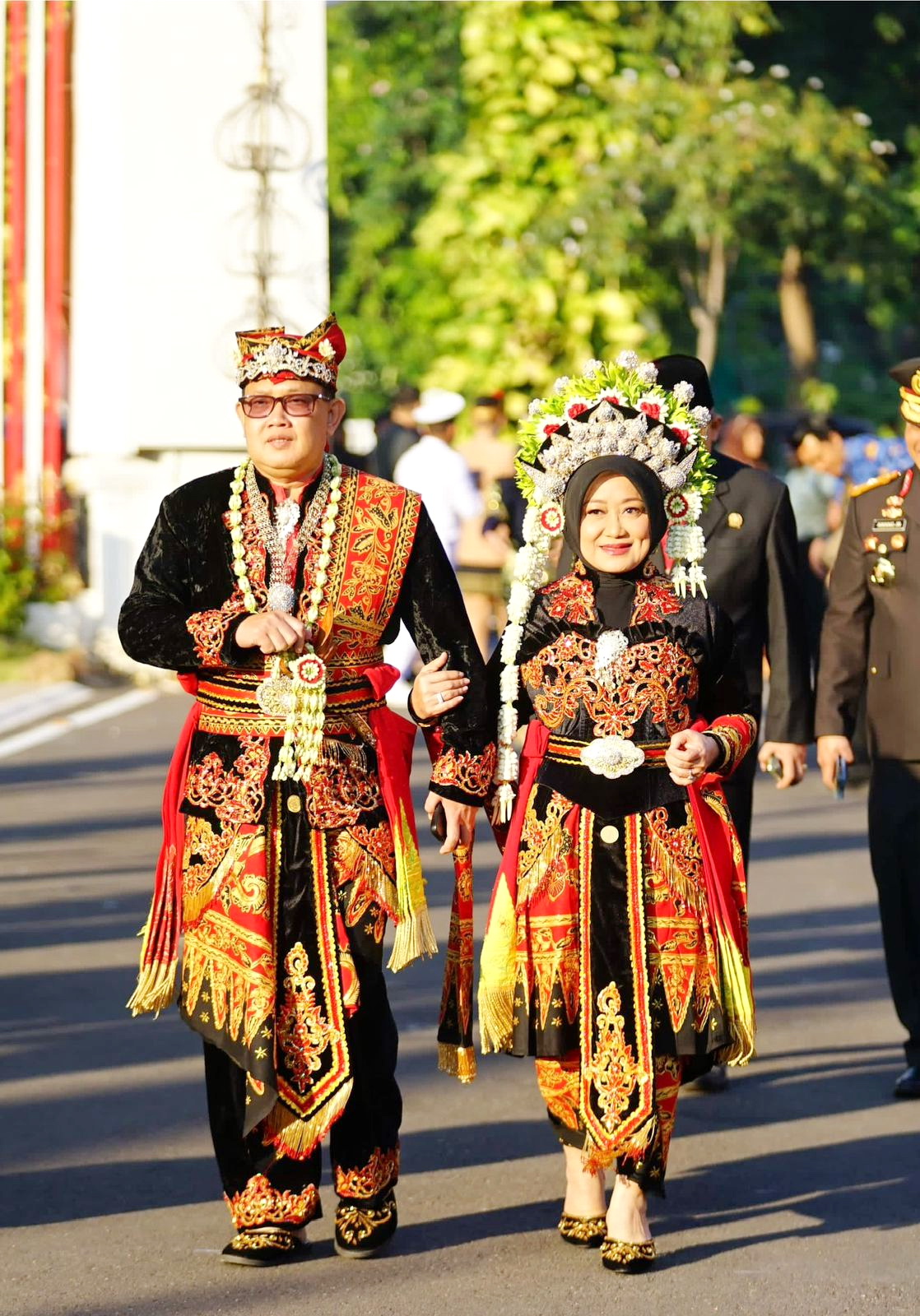 SERASI: Pj Gubernur Jatim&nbsp;Adhy Karyono&nbsp;dan istri Isye Sri Rahayu mengenakan busana adat Osing.