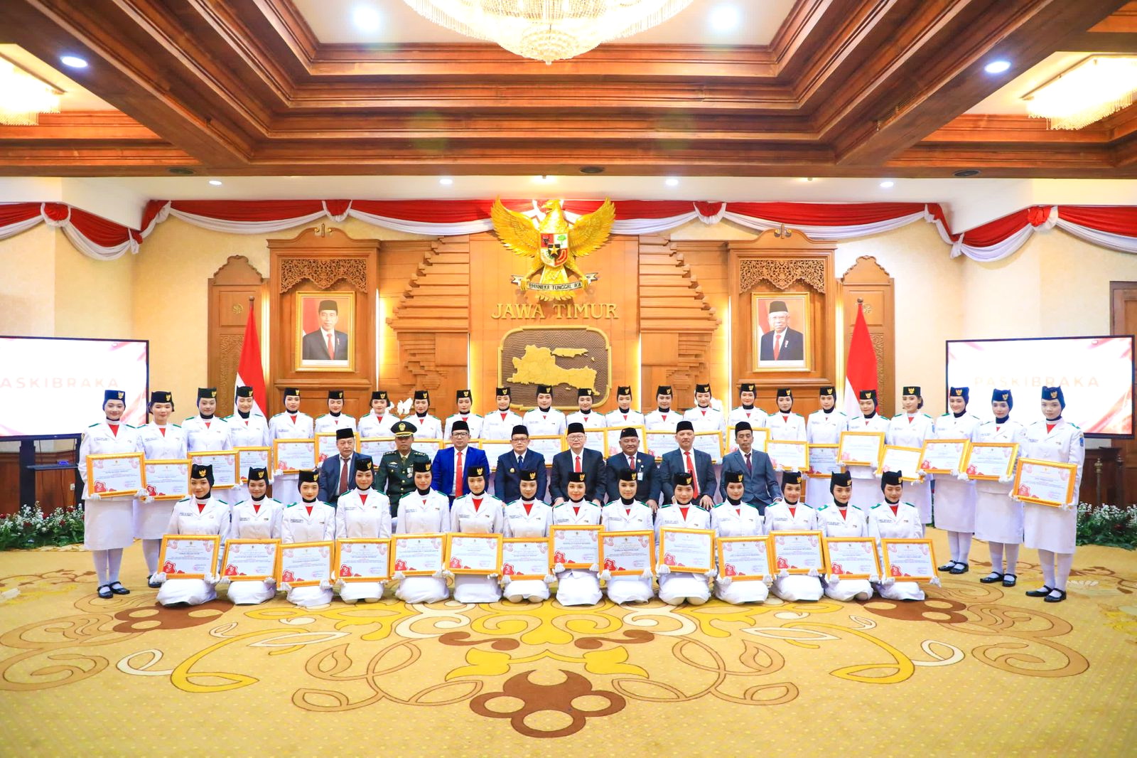 MEMBANGGAKAN: Pj Gubernur Jawa Timur Adhy Karyono berfoto bersama para anggota Paskibraka.