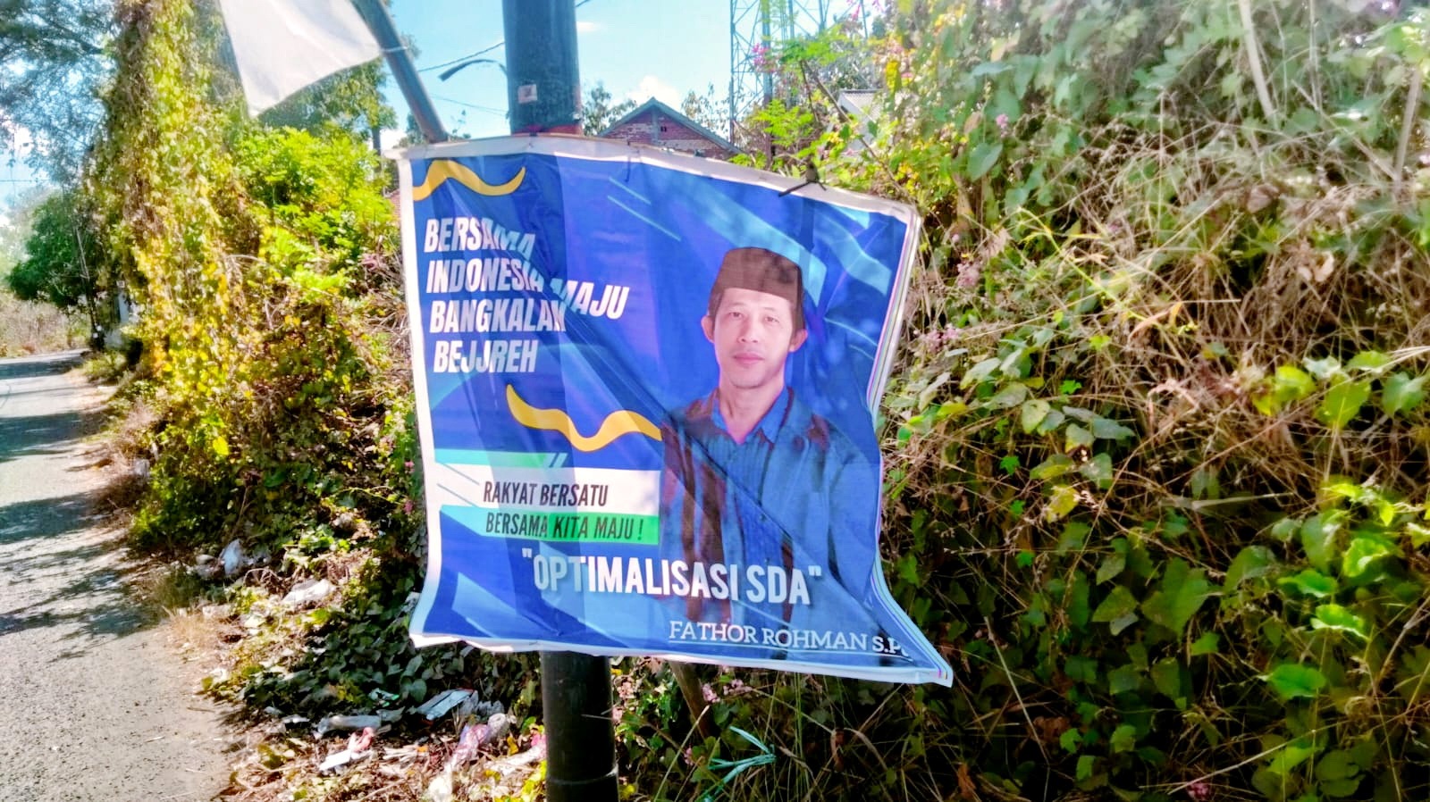 MELANGGAR: Foto pegawai Dispora Bangkalan Fathor Rohman terpampang sebagai bakal calon bupati Bangkalan, Sabtu (17/8). (BAWASLU BANGKALAN UNTUK JPRM)