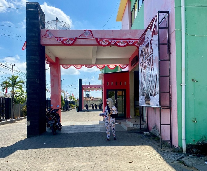 RUMAH SAKIT RUJUKAN: Warga berada di RSUD Waru, Pamekasan, Minggu (18/8). (MOH. IQBAL AFGANI/JPRM)