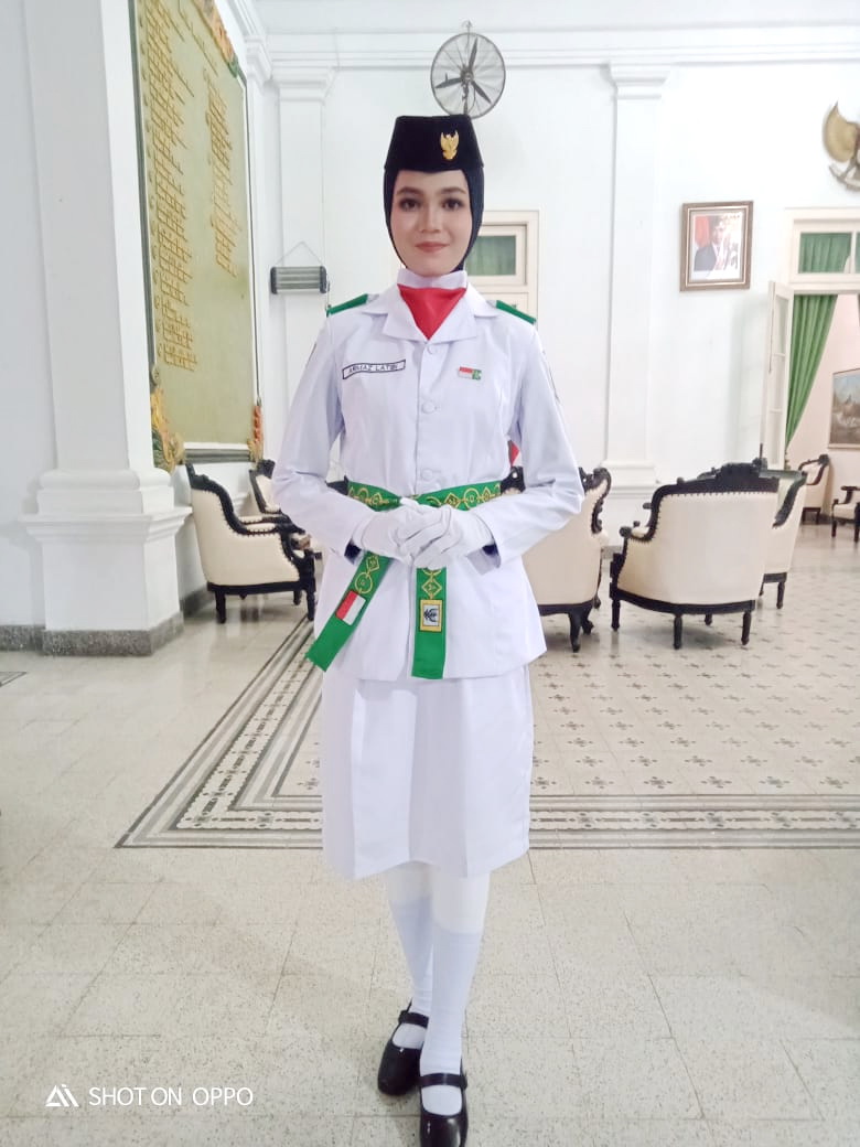 FOKUS: Armaz Safitri terpilih sebagai pembawa baki bendera Merah Putih papad HUT Ke-79 RI di Bangkalan.