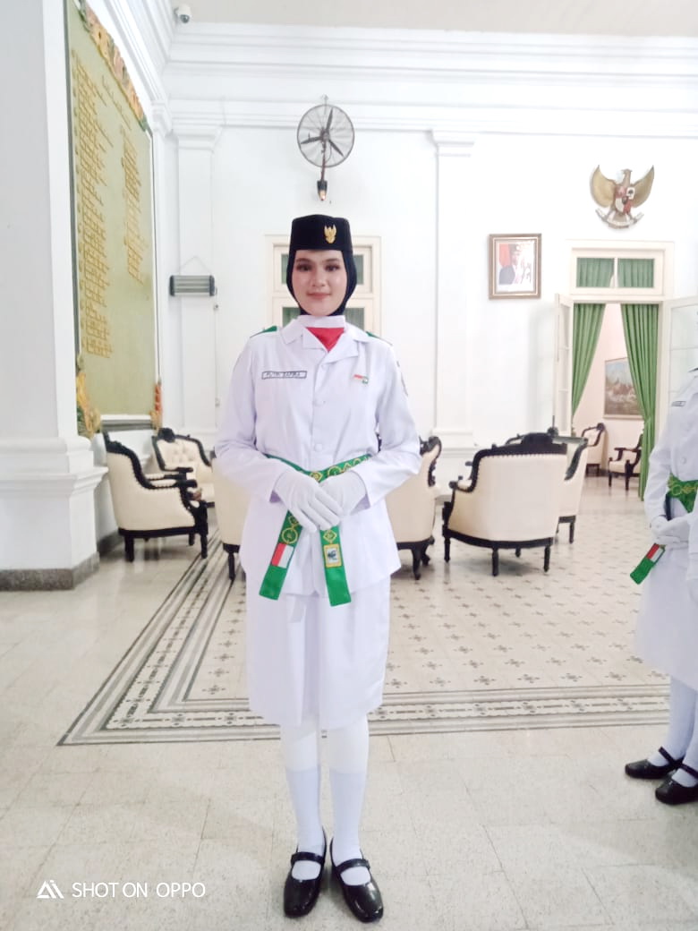 MENJADI KEBANGGAAN: Putri Safira senang menjadi petugas pembawa baki pada upacara peringatan HUT&nbsp;Ke-79 RI di Bangkalan. (IMAMUDIN/JPRM)