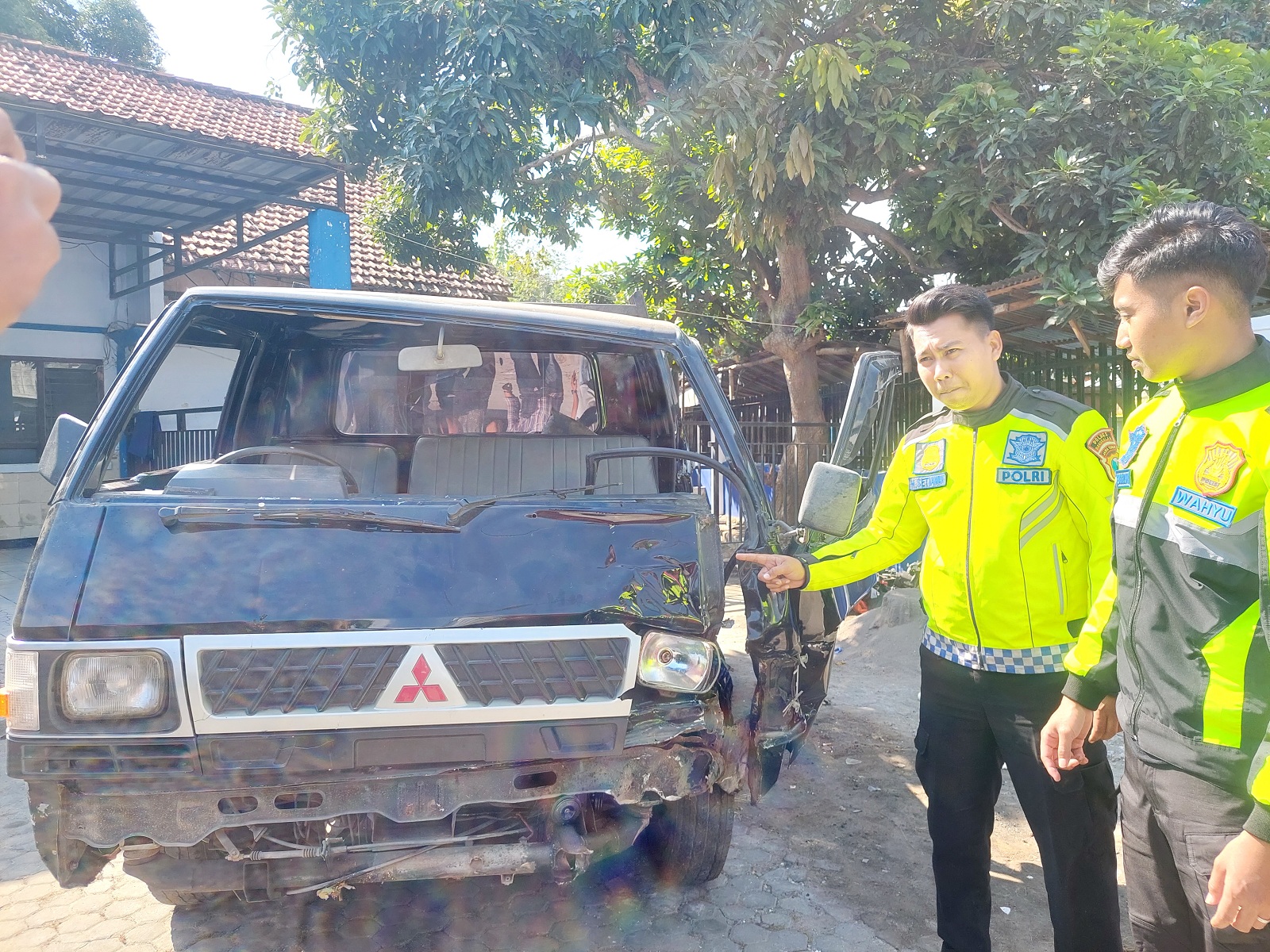 RUSAK BERAT: Anggota Satlantas Polres Bangkalan menunjukkan pikap yang terlibat kecelakaan di jalan raya Desa Sabiyan, Sabtu (17/8). (ZEINAL ABIDIN/JPRM)