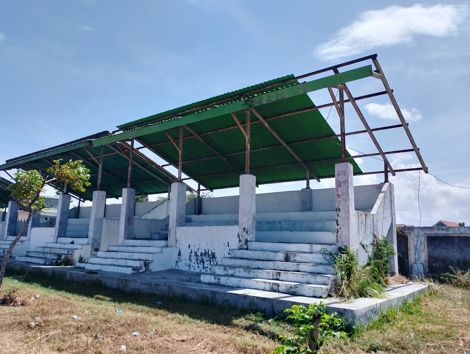 RUSAK: Atap tribun juri lapangan karapan sapi yang terletak di Kelurahan Karang Dalem, Sampang, terlihat rusak, Jumat (16/8).