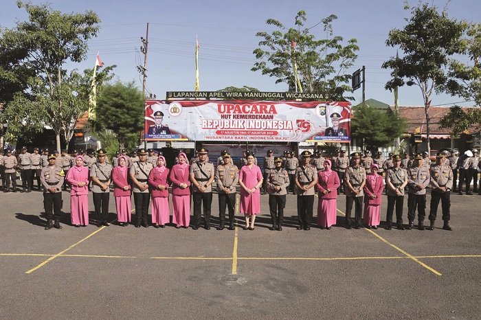 CERAH: Kapolres AKBP Hendro Sukmono memimpin sertijab tiga PJU di halaman Mapolres Sampang Senin (19/8). (HUMAS POLRES UNTUK JPRM)
