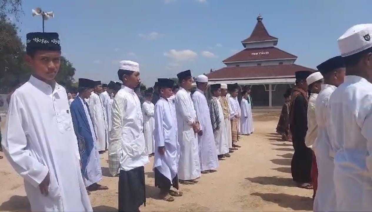 BERBARIS: Santri Maktuba Mambaul Ulum Bira Timur, Sokobanah, Sampang, mengikuti upacara peringatan HUT Ke-79 Kemerdekaan RI di halaman ponpes, Sabtu (17/8). (IMAMUDIN/JPRM)