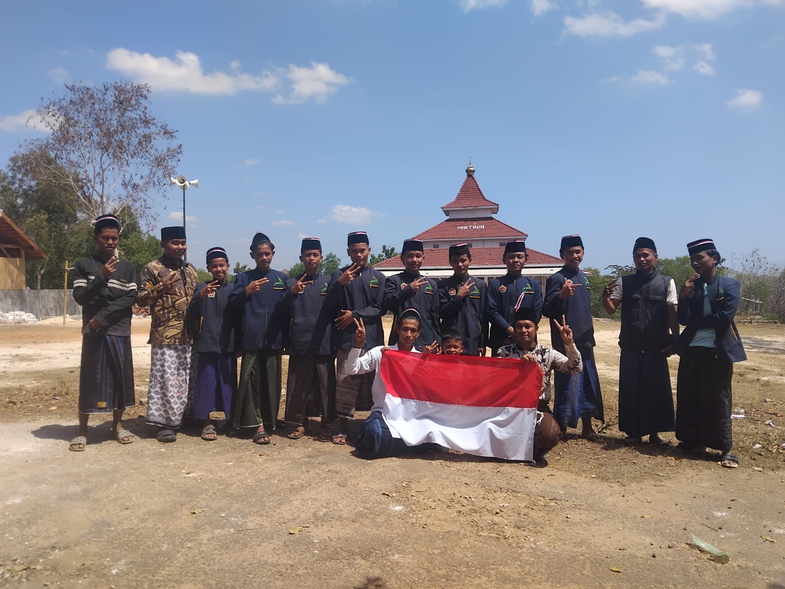 ANTUSIAS: Santri Maktuba Mambaul Ulum Bira Timur, Sokobanah, Sampang, berfoto bersama sebelum pengibaran Sang Saka Merah Putih. (IMAMUDIN/JPRM)