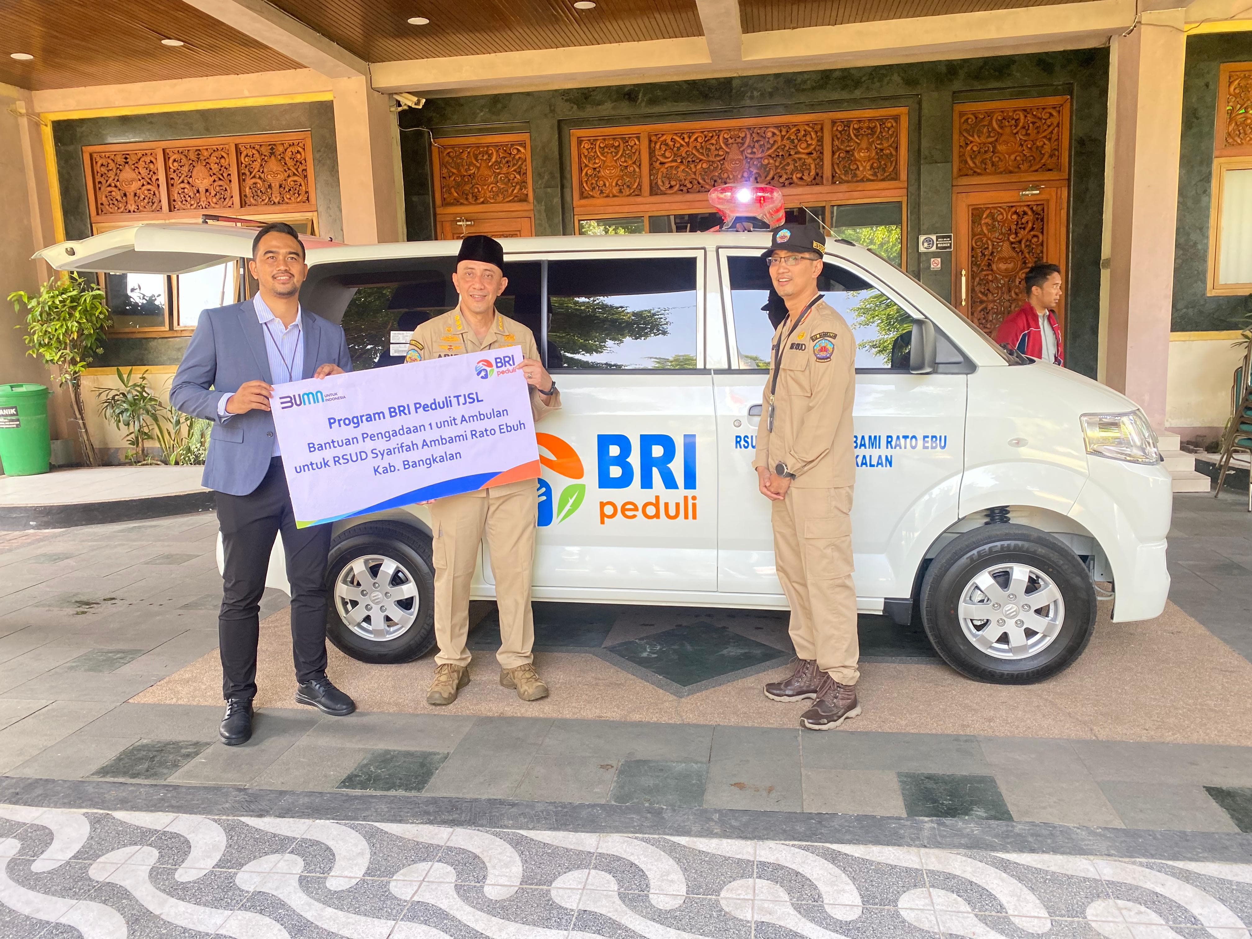 KOMITMEN: Dari kiri Pemimpin Cabang BRI Bangkalan Satrio Adrianto menyerahkan ambulan kepada Pj Bupati Bangkalan Dr. Arief M. Edie, M.Si. didampingi direktur RSUD Syamrabu dr. Farhat Surya Ningrat.