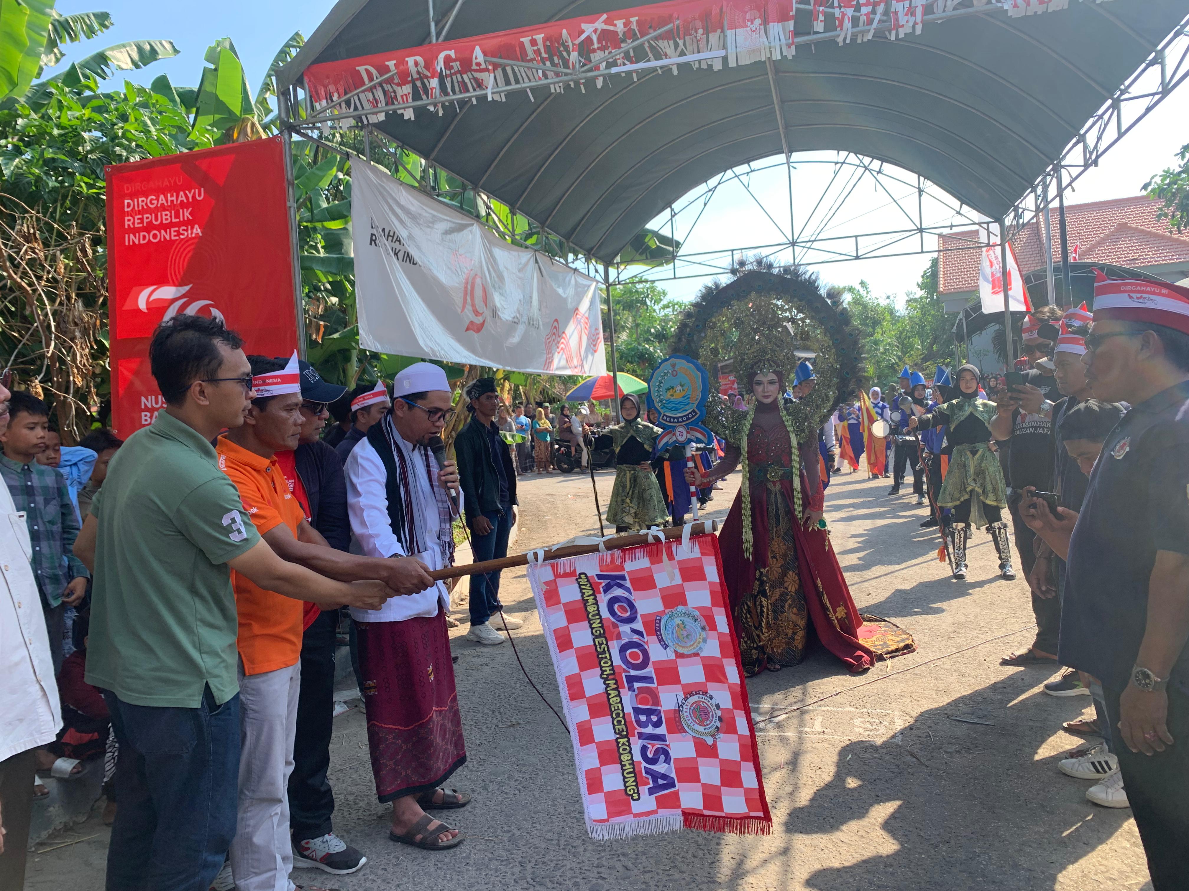 SEMARAK: Kades Kool H Rofik didampingi Camat Klampis Ardi Perdhana Putra, Mahfud S.Ag., dan Habib Abdullah Alhaddad saat melepas peserta karnaval HUT Ke-79 RI, Minggu (18/8). (ISMI MUFLIHAH/JPRM)