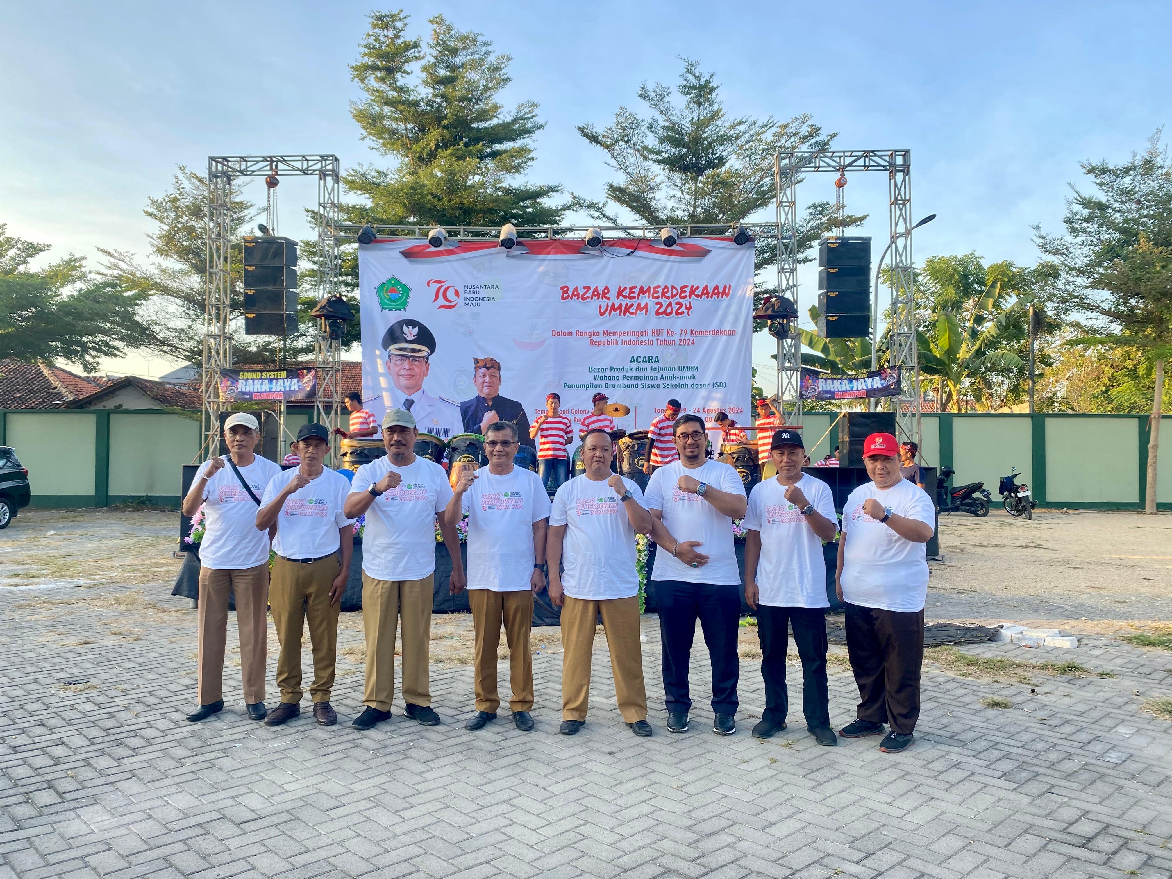 INOVATIF: Kepala Diskop UKM dan Naker Pamekasan Muttaqin (empat dari kanan) berfoto bersama pejabat teknis lain di Food Colony Pamekasan kemarin. (MOH. IQBAL AFGANI/JPRM)