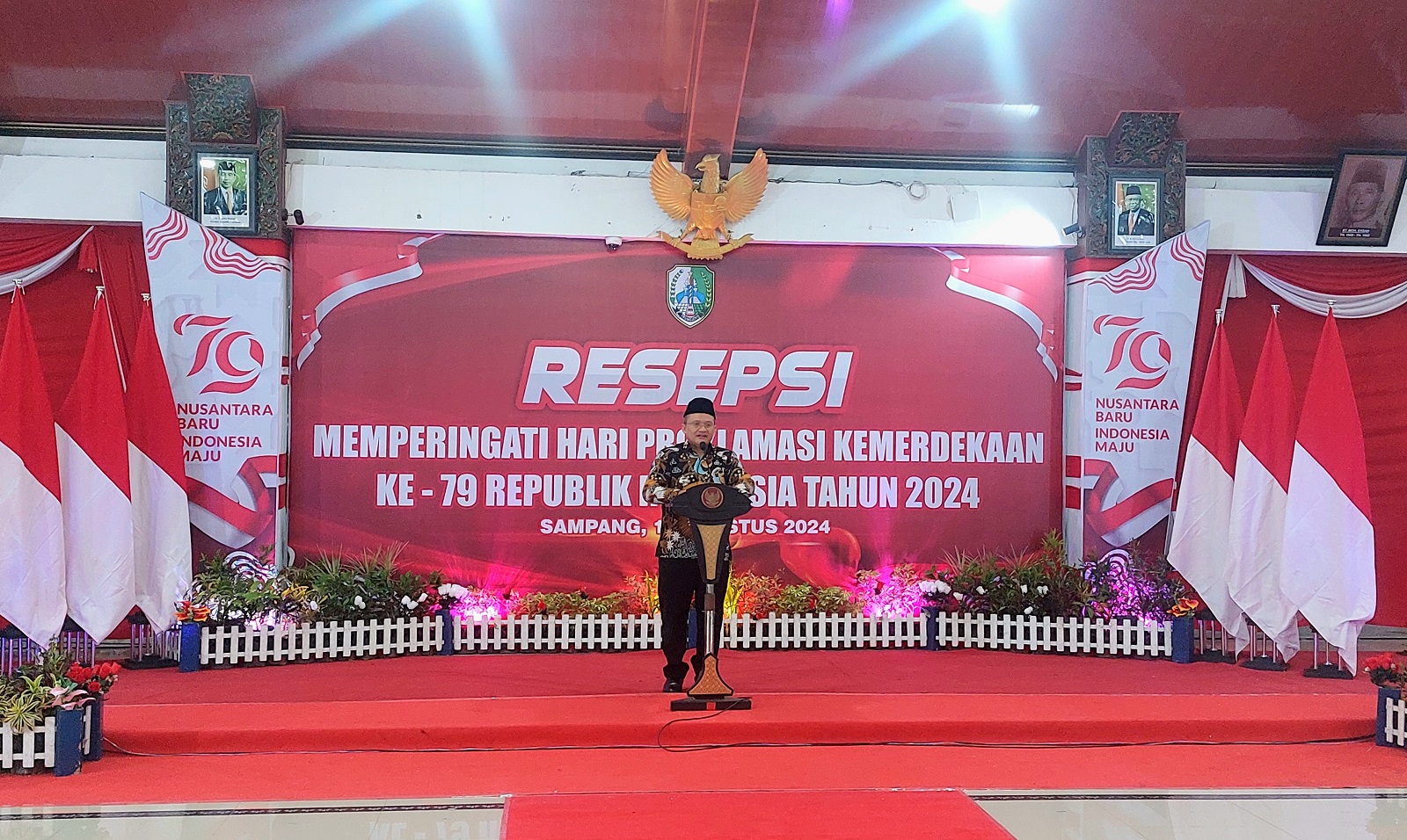 BERKARISMA: Pj Bupati Sampang Rudi Arifiyanto menyampaikan sambutan dalam acara resepsi Ulang Tahun Ke-79 RI di Pendopo Trunojoyo, Sabtu (17/8) malam.