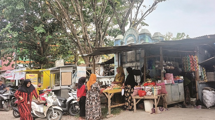 PUSAT PEREKONOMIAN: Pengunjung berada di Pasar Sore Baru, Kelurahan Dalpenang, Kecamatan Sampang, Sabtu (10/8). (JUNAIDI PONDIYANTO/JPRM)