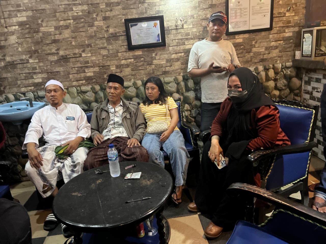 DAMAI: Dari kiri, Ketua FPI Sampang Abd Rahman dan pemilik Lorensia Resto dan Cafe foto bersama usai dilakukan penggerebekan, Sabtu (17/8) pukul 23.00.
