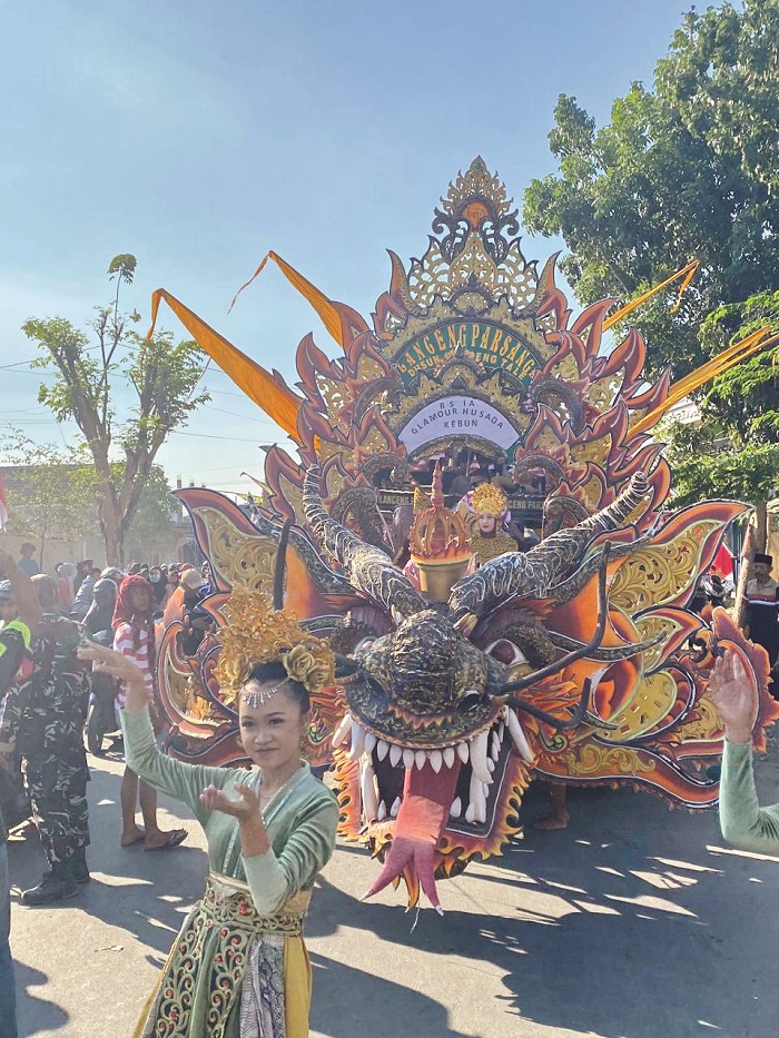TRADISIONAL: Seorang perempuan menari mengikuti alunan musik daul RSIA Glamour Husada Kebun dalam karnaval kemerdekaan di Kecamatan Kamal Selasa (20/8). (JUPRI/JPRM)