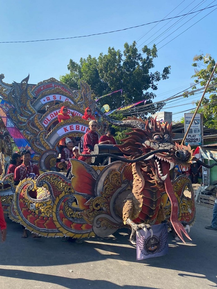 KOMPAK: Penampilan musik daul dari RSIA Glamour Husada Kebun dalam karnaval kemerdekaan di Kecamatan Kamal Selasa (20/8).(JUPRI/JPRM)