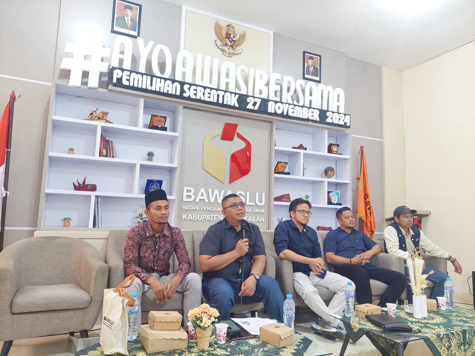 ANTISIPASI KERAWANAN: Ketua Bawaslu Bangkalan Ahmad Mustain Saleh saat memaparkan pemetaan kerawanan pilkada, Senin (19/8). (ZEINAL ABIDIN/JPRM)