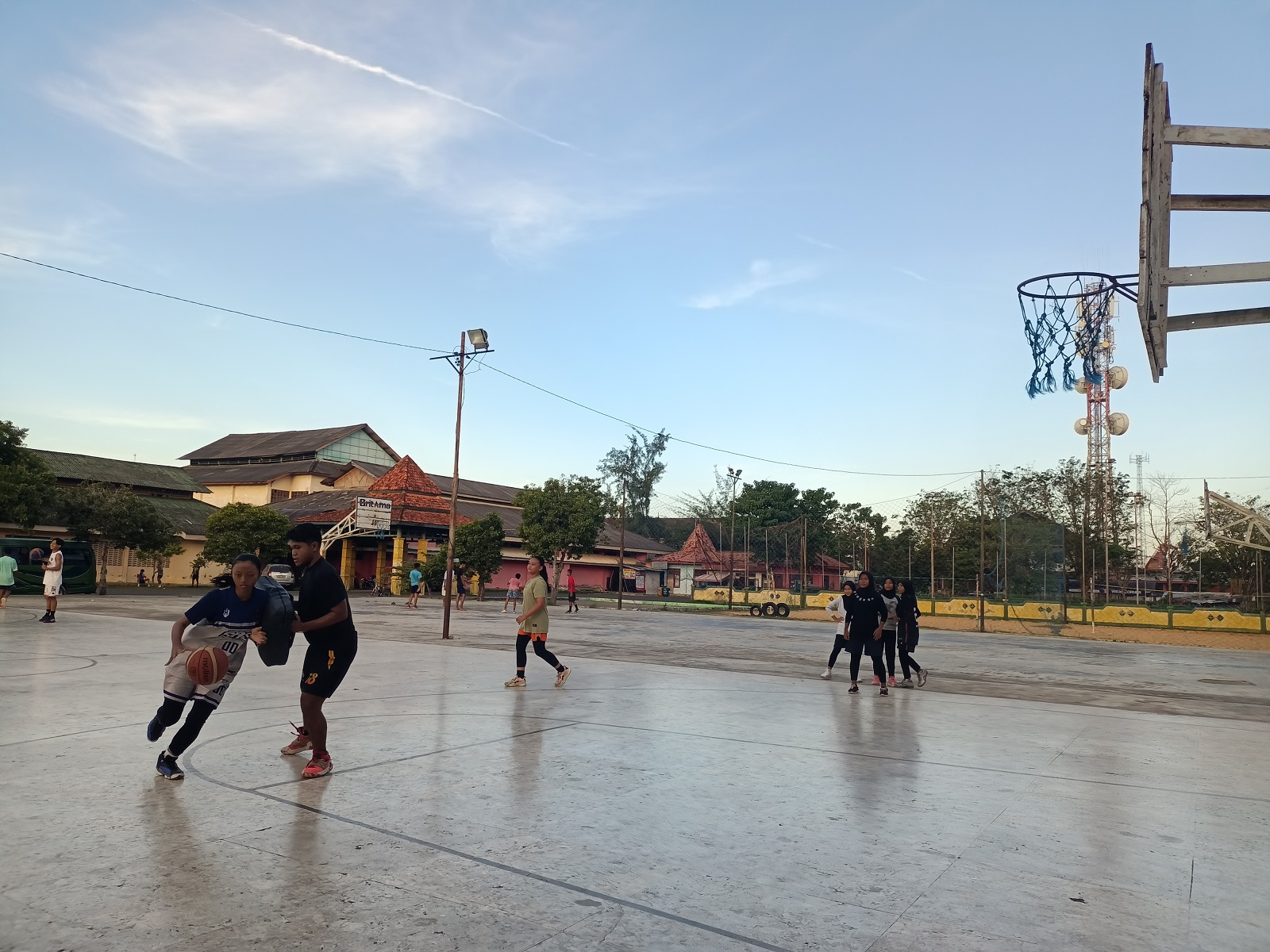 PERBASI LAKUKAN SELEKSI PORPROV: Atlet basket Sumenep sedang latihan di lapangan yang berlokasi di Desa Pabian, Kecamatan Kota Sumenep, pada Juni lalu.