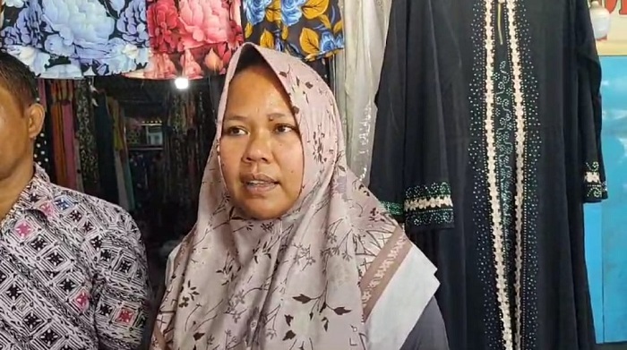 BERI PENJELASAN: Korban pencurian Zainiyah menceritakan aksi pencurian yang terjadi di tokonya Selasa (20/8). (ZAINIYAH UNTUK JPRM)
