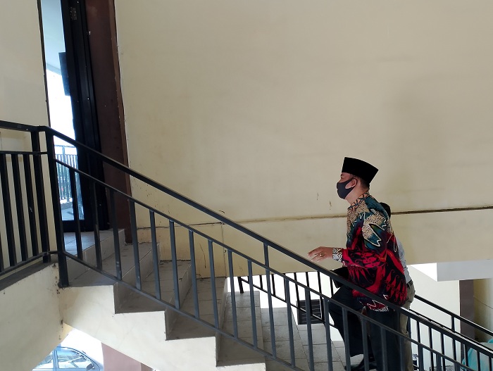 PENUHI PANGGILAN: Aulia Rahman saat mendatangi Mapolres Sampang sebelum ditahan&nbsp;penyidik Rabu (21/8). (UBAIDILLAHIR RA&rsquo;IE/JPRM)