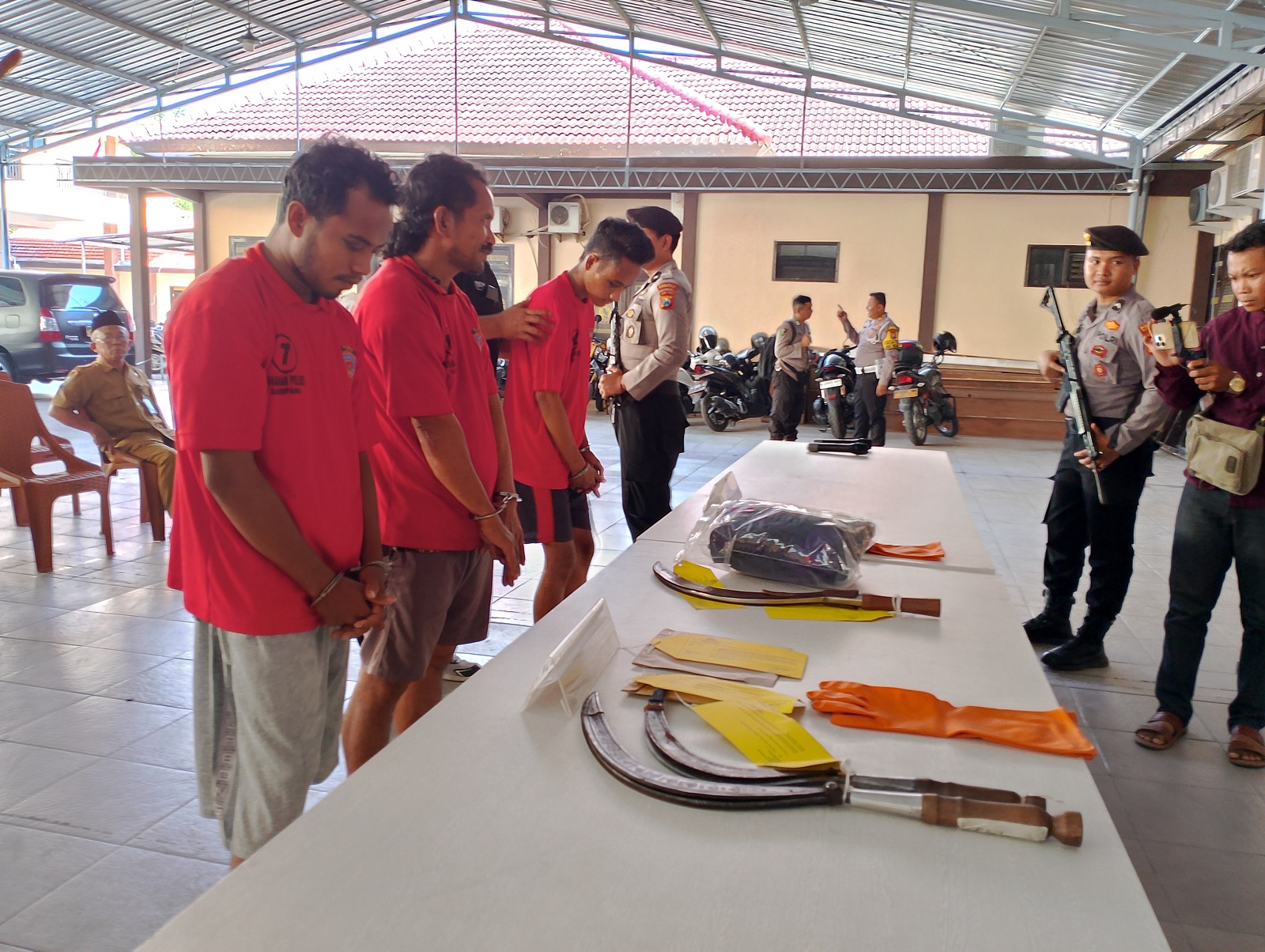 MASUK BUI: Dari kiri, Ansori, Durrasman, dan Saiful ditunjukkan di depan publik dalam ungkap kasus Polres Sampang, Selasa (20/8). (UBAIDILLAHIR RA&rsquo;IE/JPRM)