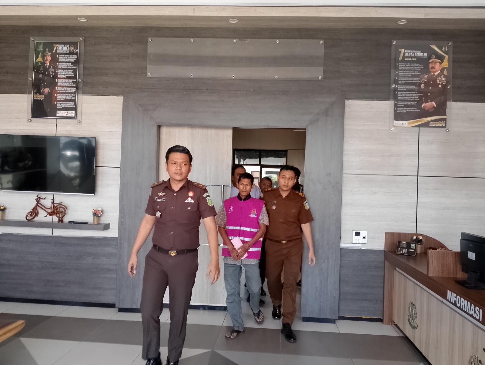 SETELAH WAJIB LAPOR: Tersangka dugaan tipikor BLT DD Gunung Rancak, Kecamatan Robatal, Sofrowi, digiring petugas Kejari Sampang menuju rutan, Selasa (20/8). (UBAIDILLAHIR RA&rsquo;IE/JPRM)