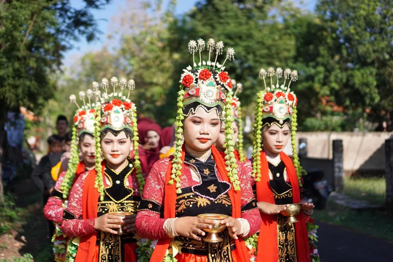 KHAS: Salah satu kelompok kesenian di Sumenep menampilkan tari muang sangkal, Selasa (25/6). (DOKUMEN JPRM)
