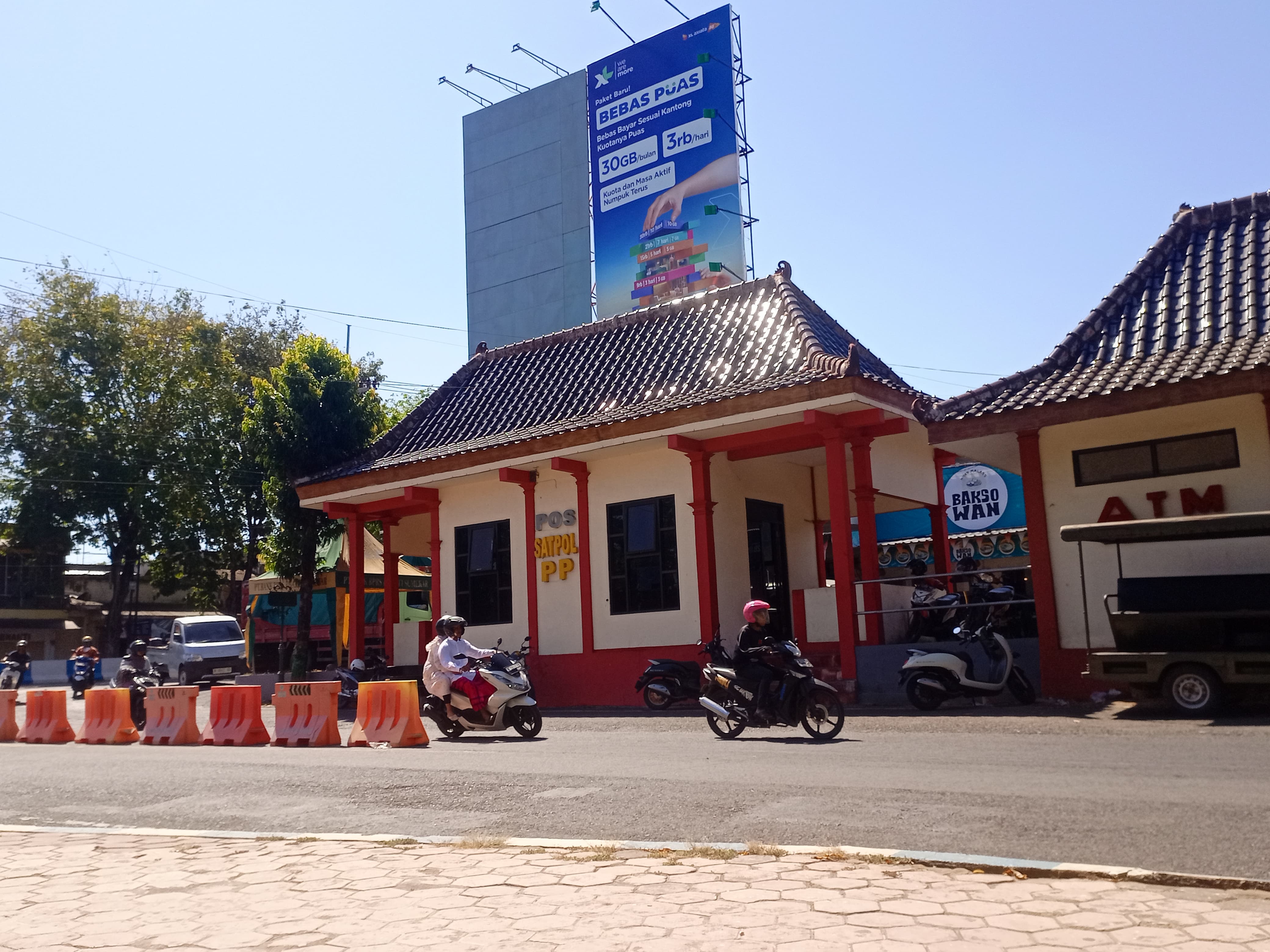 POS PANTAU: Kendaraan melintas di depan pos pantau satpol PP di area Taman Bunga Pottre Koneng Sumenep Selasa (20/8). (MOH. LATIF/JPRM)