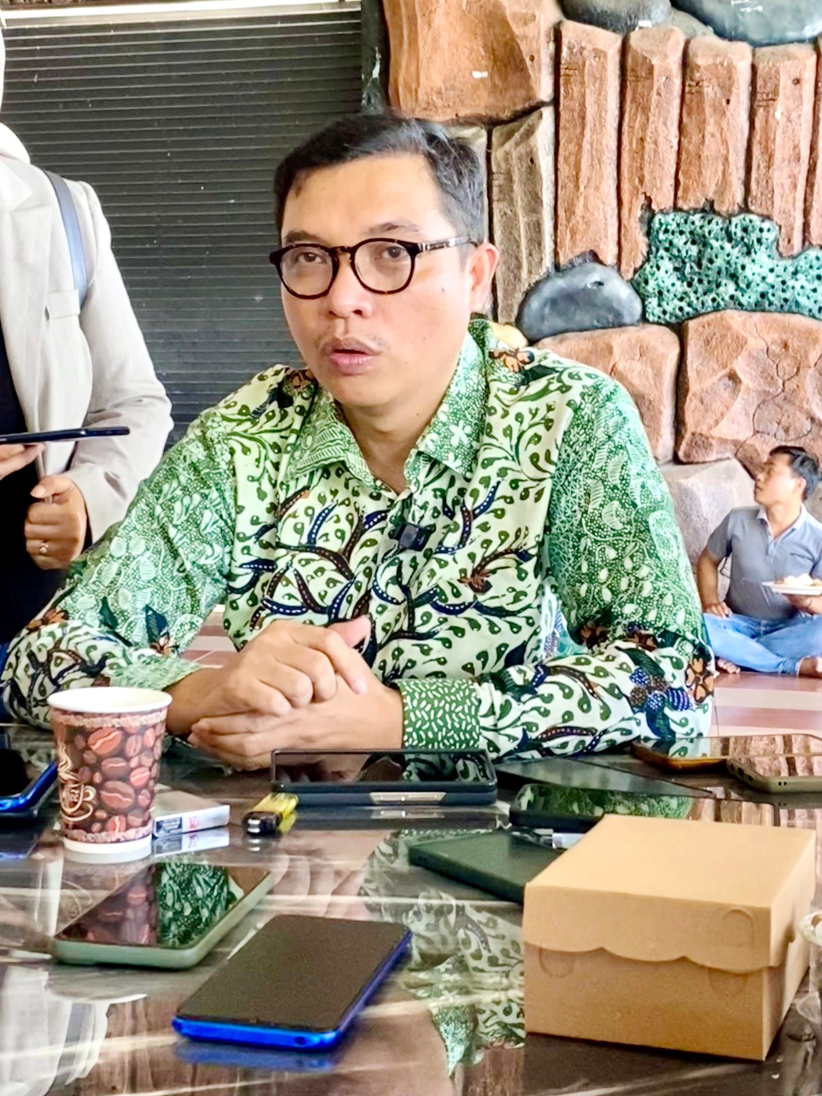 SANTAI: Achmad Baidowi berbincang dengan sejumlah wartawan di Hotel Cahaya Berlian, Minggu (26/5). (MOH. IQBAL AFGANI/JPRM)