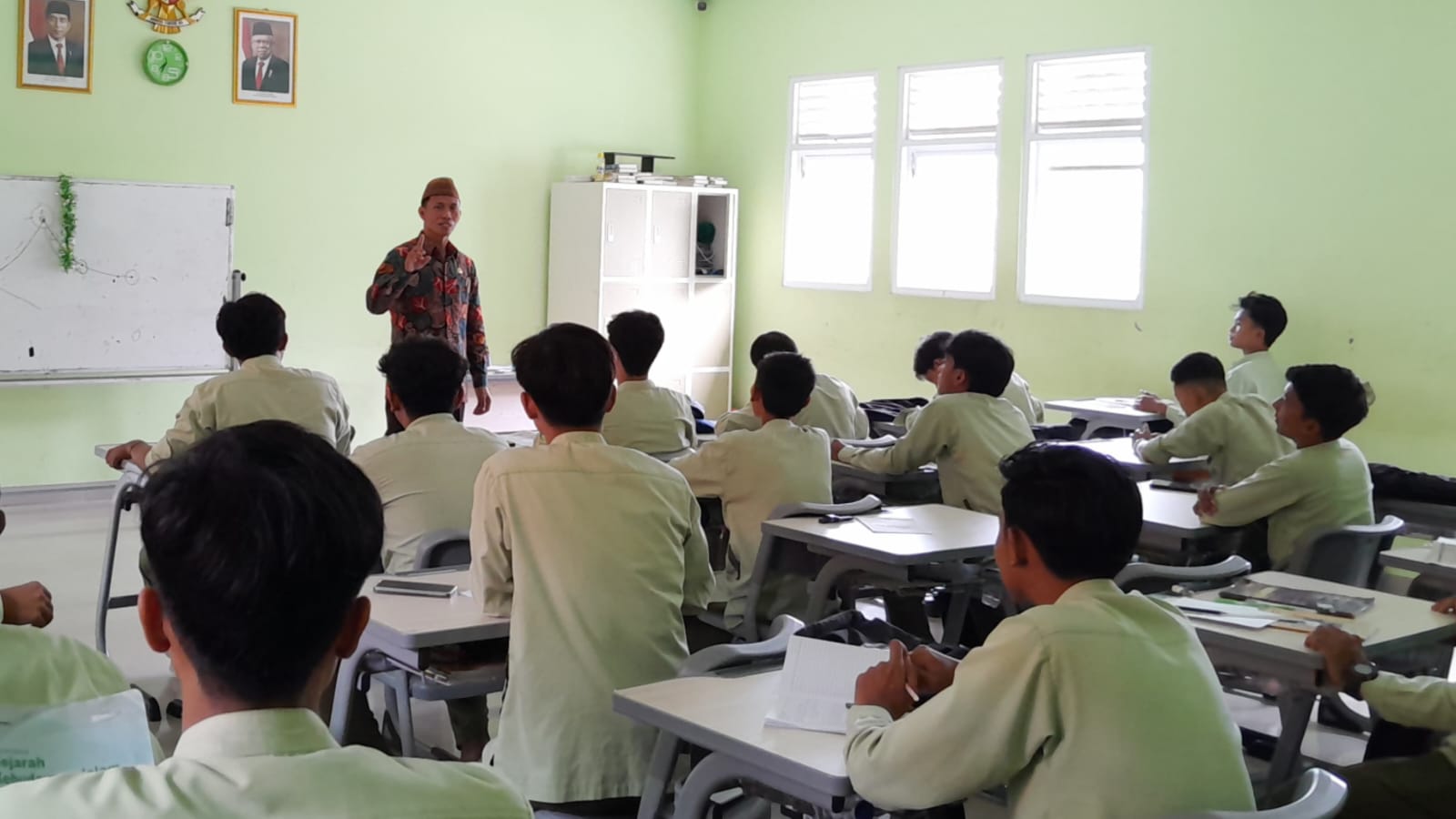 FOKUS: Siswa MAN 2 Pamekasan mengikuti KBM di kelas, Rabu (7/8). (M. KHOLIL RAMLI/JPRM)
