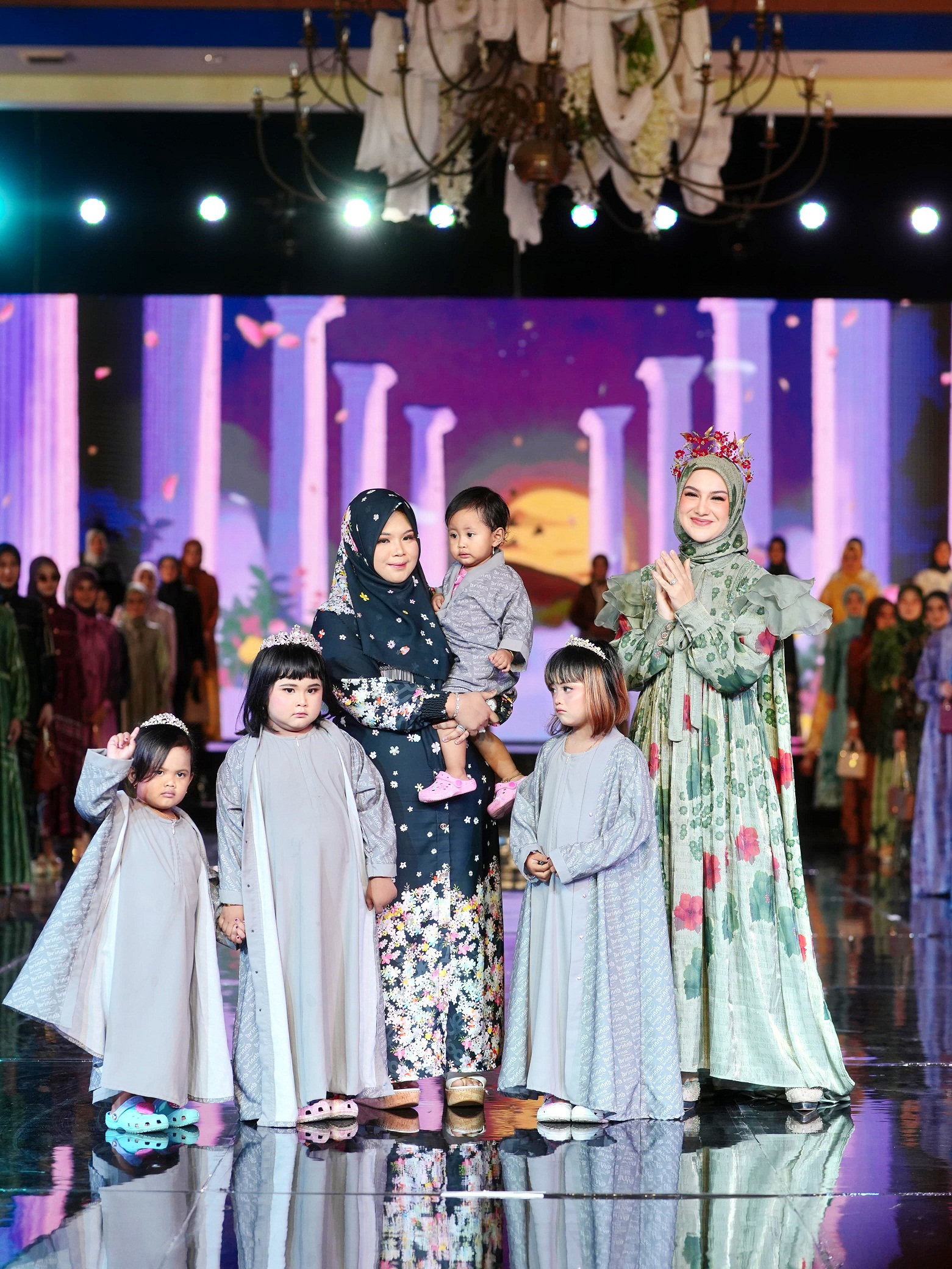 BERSINAR: Owner Arinna Premium Hijab Arinah Hidayah berfoto dengan buah hatinya serta anak saudaranya dan juga artis Irish Bella di acara Timeless Elegance Fashion Show Arinna Hijab x Irish Bella.