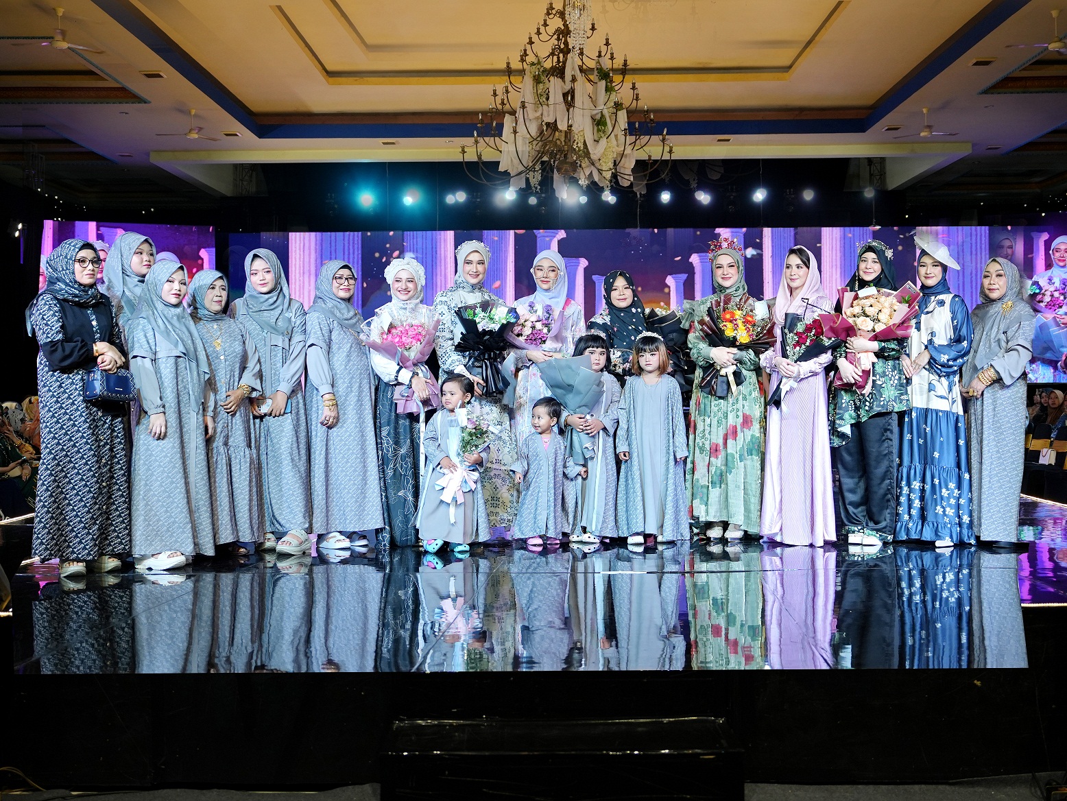 BERJALAN LANCAR: Owner Arinna Premium Hijab Arinah Hidayah berfoto dengan keluarga besarnya serta kalangan artis di acara Timeless Elegance Fashion Show Arinna Hijab x Irish Bella di Gedung Adi Poday.