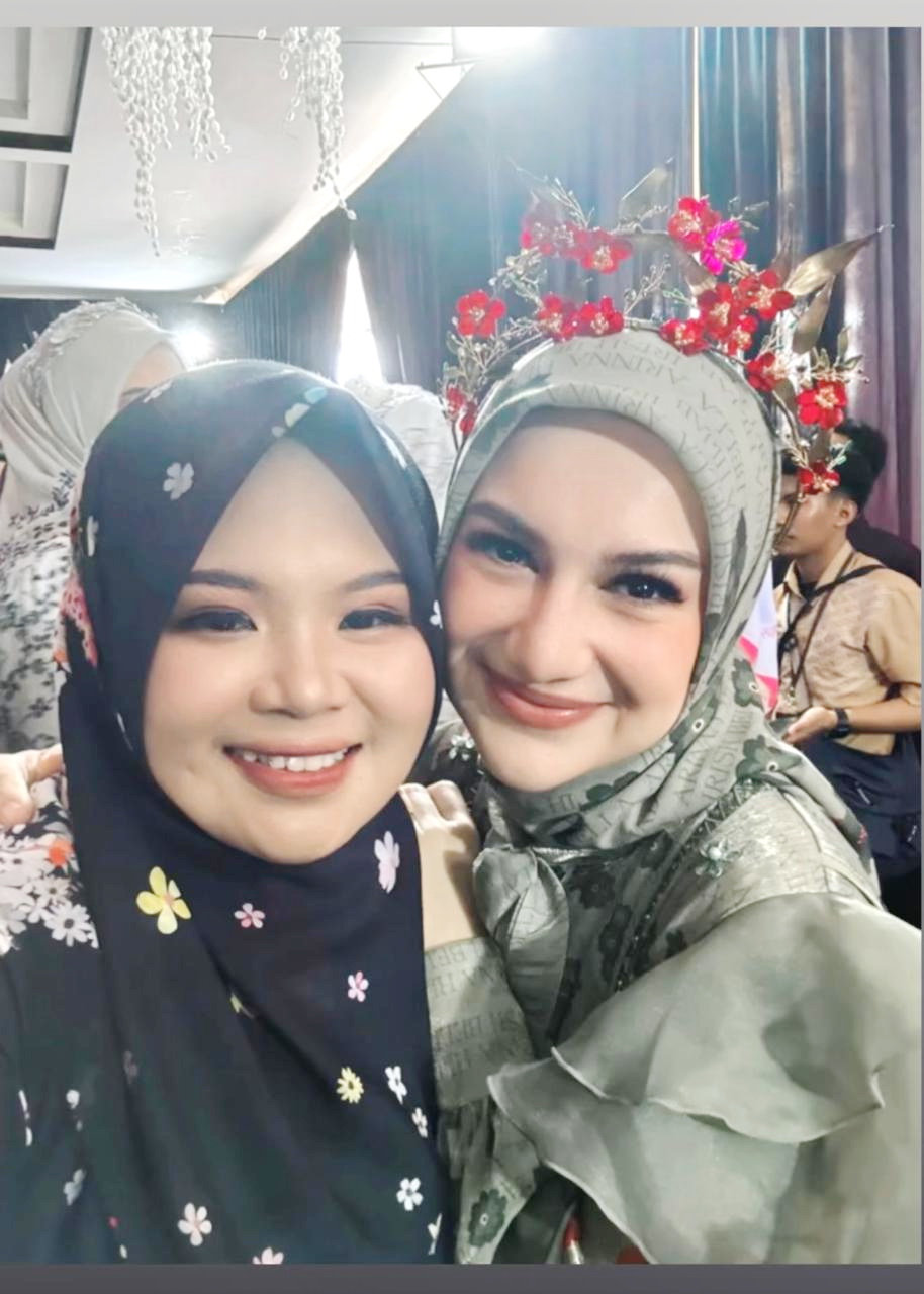 MURAH SENYUM: Owner Arinna Premium Hijab Arinah Hidayah berswafoto dengan artis Irish Bella saat acara Timeless Elegance Fashion Show Arinna Hijab x Irish Bella di Gedung Adi Poday, Minggu (18/8).