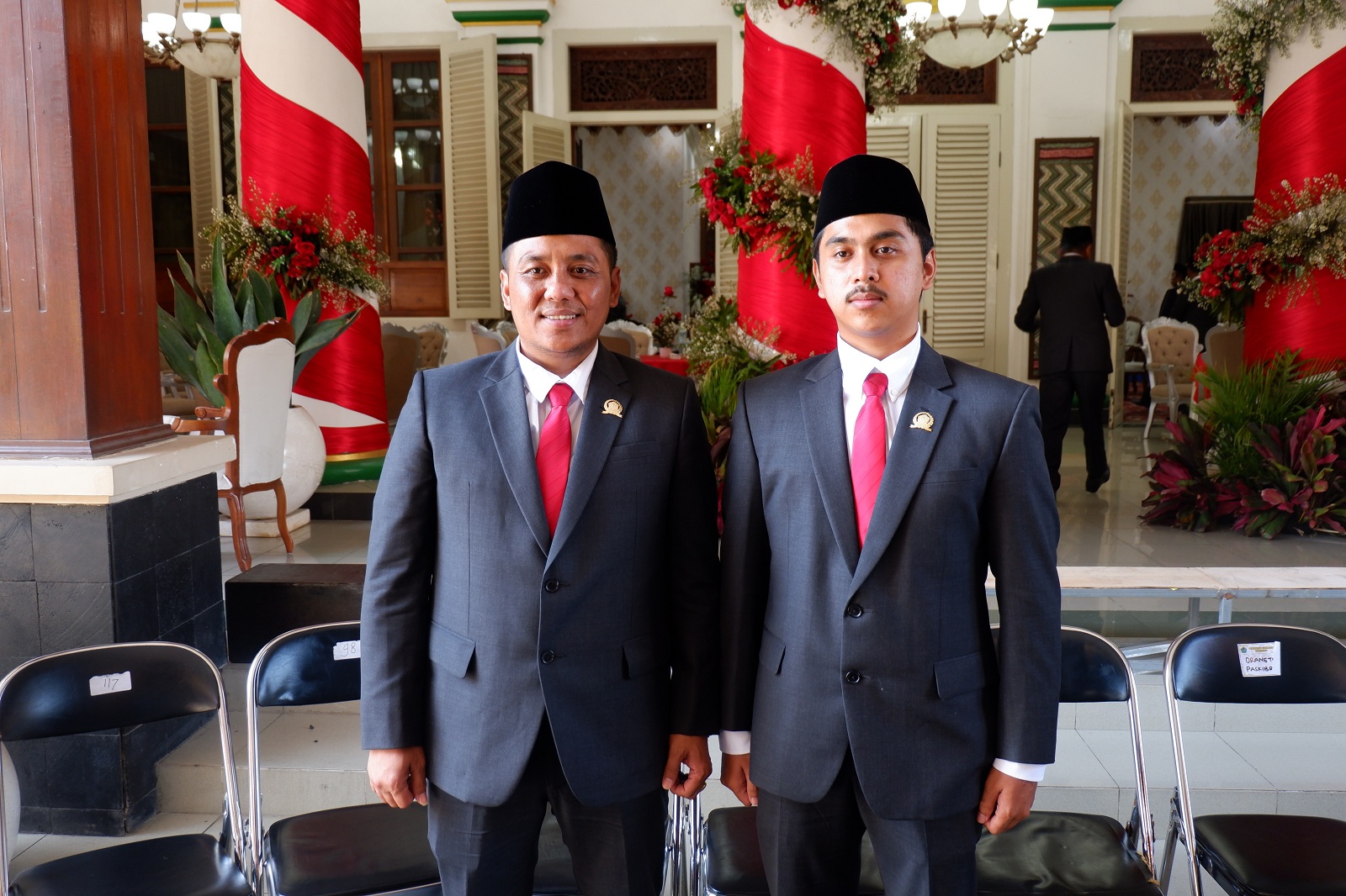 BERJUANG: Faizal Arif (kanan) berfoto dengan kakaknya, Imam Ghozali, usai dilantik menjadi anggota DPRD Pamekasan di Mandhapa Agung Ronggosukowati, Rabu (21/8). (MOH. IQBAL AFGANI/JPRM