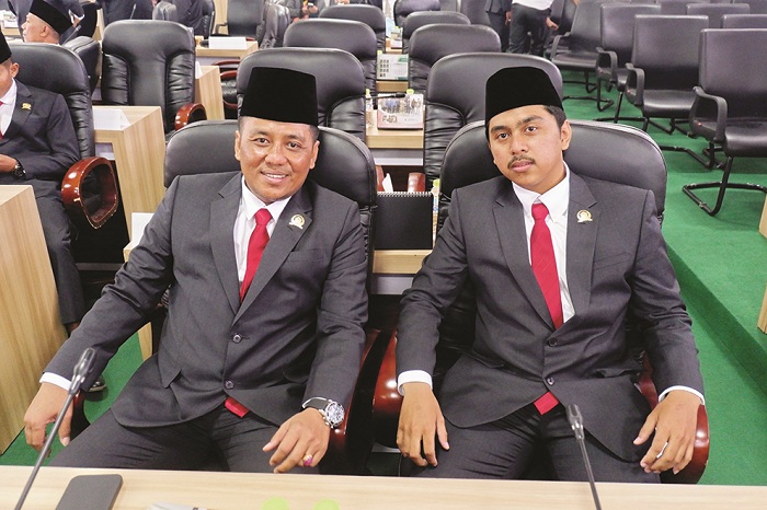 SIAP MELAYANI: Imam Ghozali (kiri) dan adiknya, Faizal Arif, duduk santai di ruang sidang paripurna DPRD Pamekasan Rabu (21/8). (MOH. IQBAL AFGANI/JPRM)