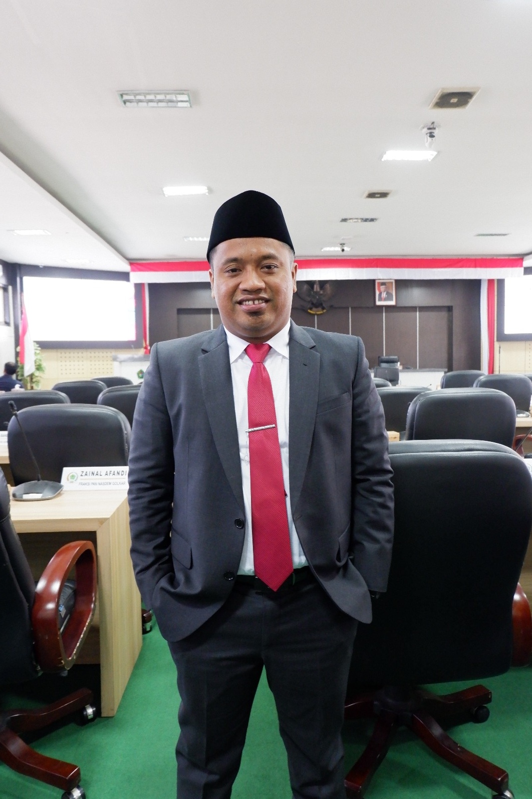 BAHAGIA: Anggota DPRD Pamekasan Ahmad Fauzi terpilih saat ditemui di kantornya, Rabu (21/8). (MOH. IQBAL AFGANI/JPRM)