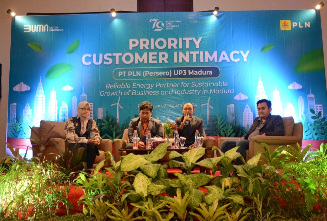 EDUKASI: Manager PLN UP3 Madura, Fahmi Fahresi saat sesi tanya jawab dengan pelanggan, didampingi Assistant Manager Niaga Dan Pemasaran, Assistant Manager Perencanaan, dan Assistant Manager Konstruksi