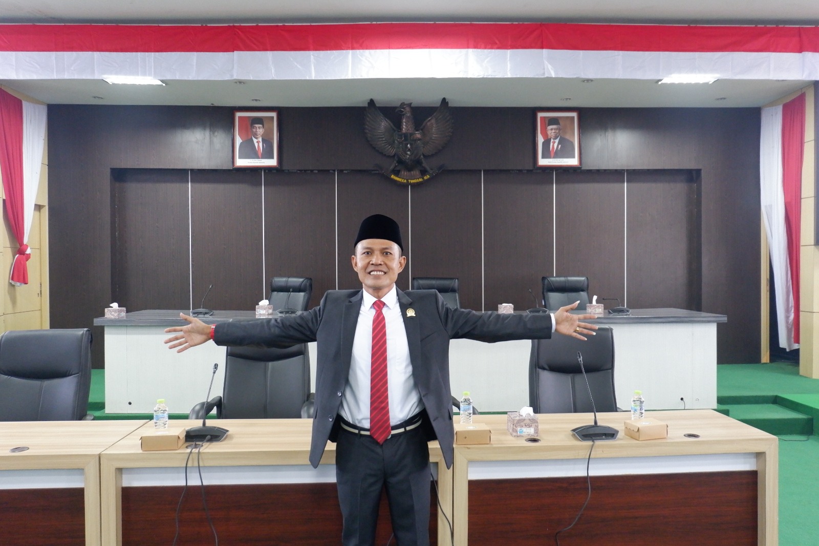 INSPIRATIF: Politikus muda PDIP Nadi Mulyadi berfoto di ruang rapat kantor DPRD Pamekasan, Rabu (21/8). (MOH. IQBAL AFGANI/JPRM)
