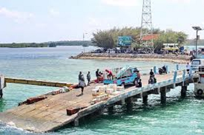 PUSAT PENYEBERANGAN: Warga menurunkan barang angkutan di Pelabuhan Brakas, Kecamatan/Pulau Raas, yang belum diperbaiki, September 2023. (DOK/JPRM)